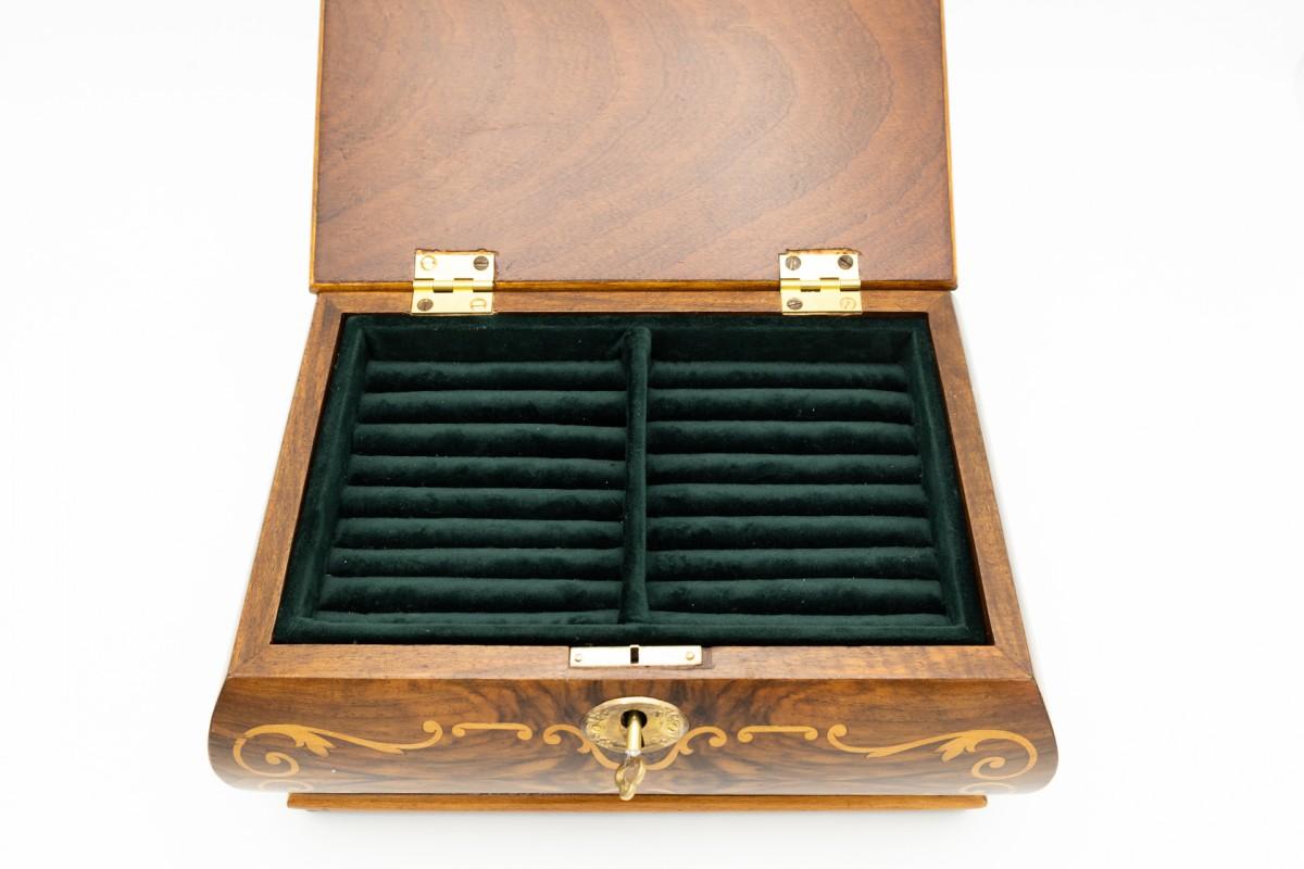 Scatola di legno, portagioie. Scatola in noce con delicato intarsio. Chiudi a chiave.

La scatola è stata restaurata e il suo interno è stato rivestito con un nuovo tessuto verde scuro con scomparti per gioielli o altri ninnoli.

Un'ottima idea