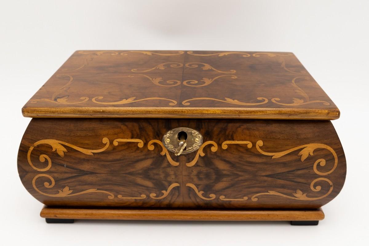 Scatola portagioie in legno Art Deco intarsiata in noce con più anelli in vendita 2