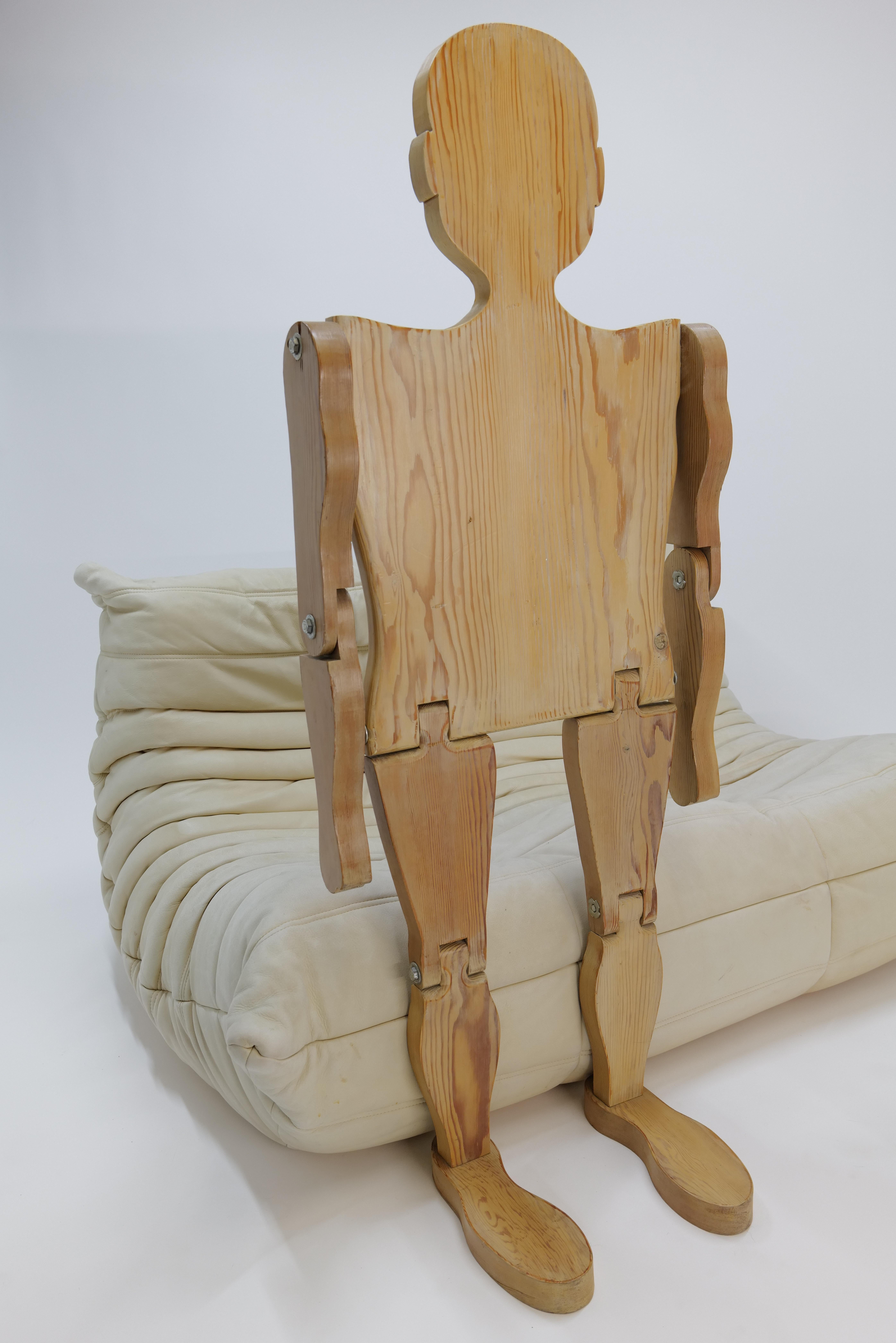 Cette figurine en bois articulée d'art populaire de 50 pouces de haut est un mannequin en bois de taille moyenne conçu avec des proportions réalistes. Sa finition lisse en bois naturel met en valeur le grain et la texture du bois, ajoutant une