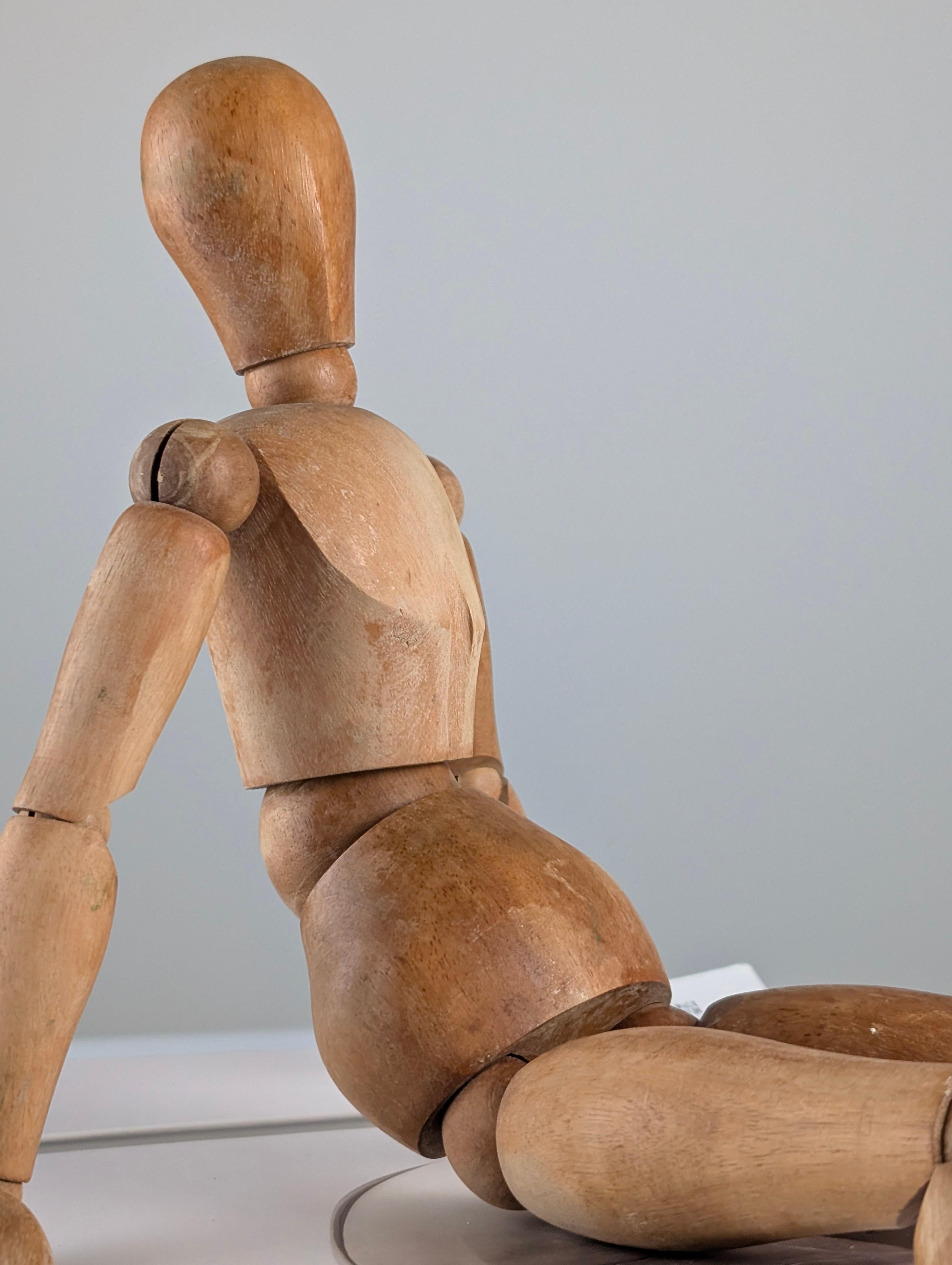 Figura articulada de madera de artista en venta 3