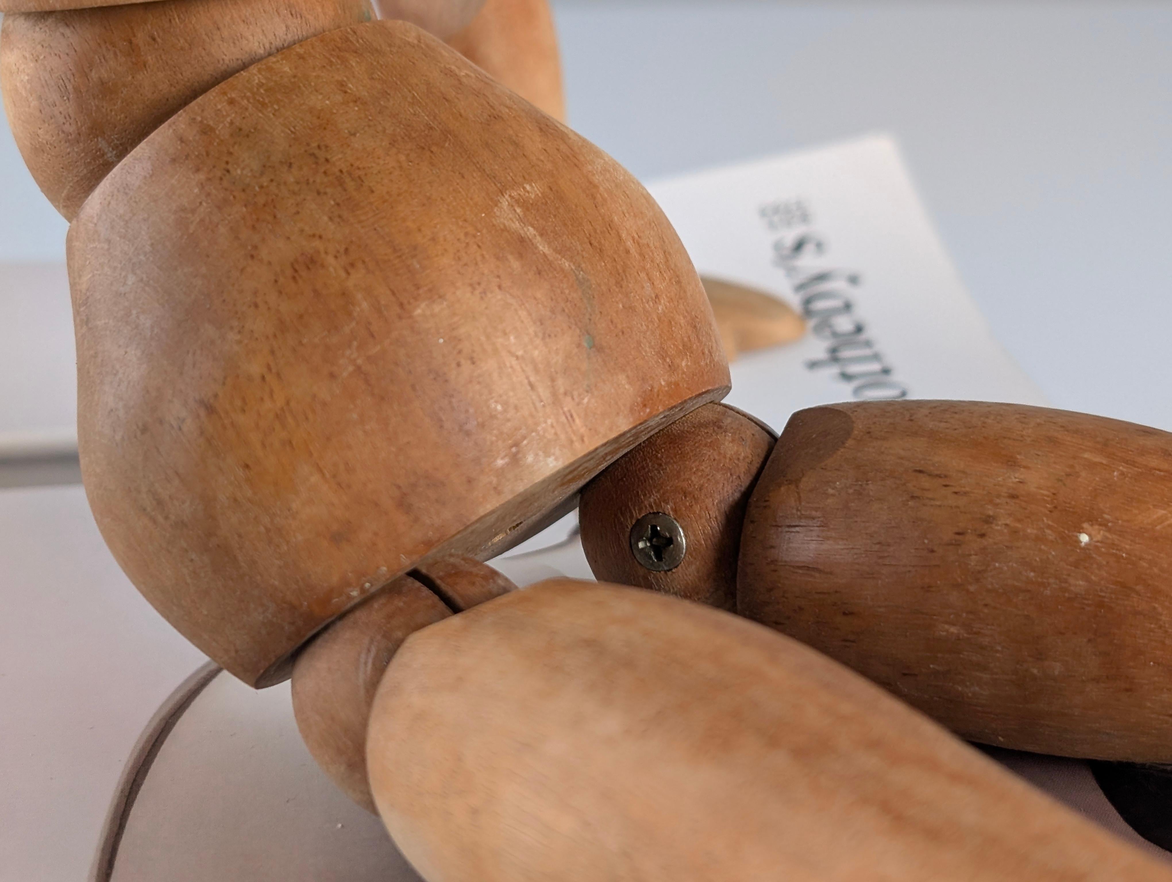 Figura articulada de madera de artista en venta 7
