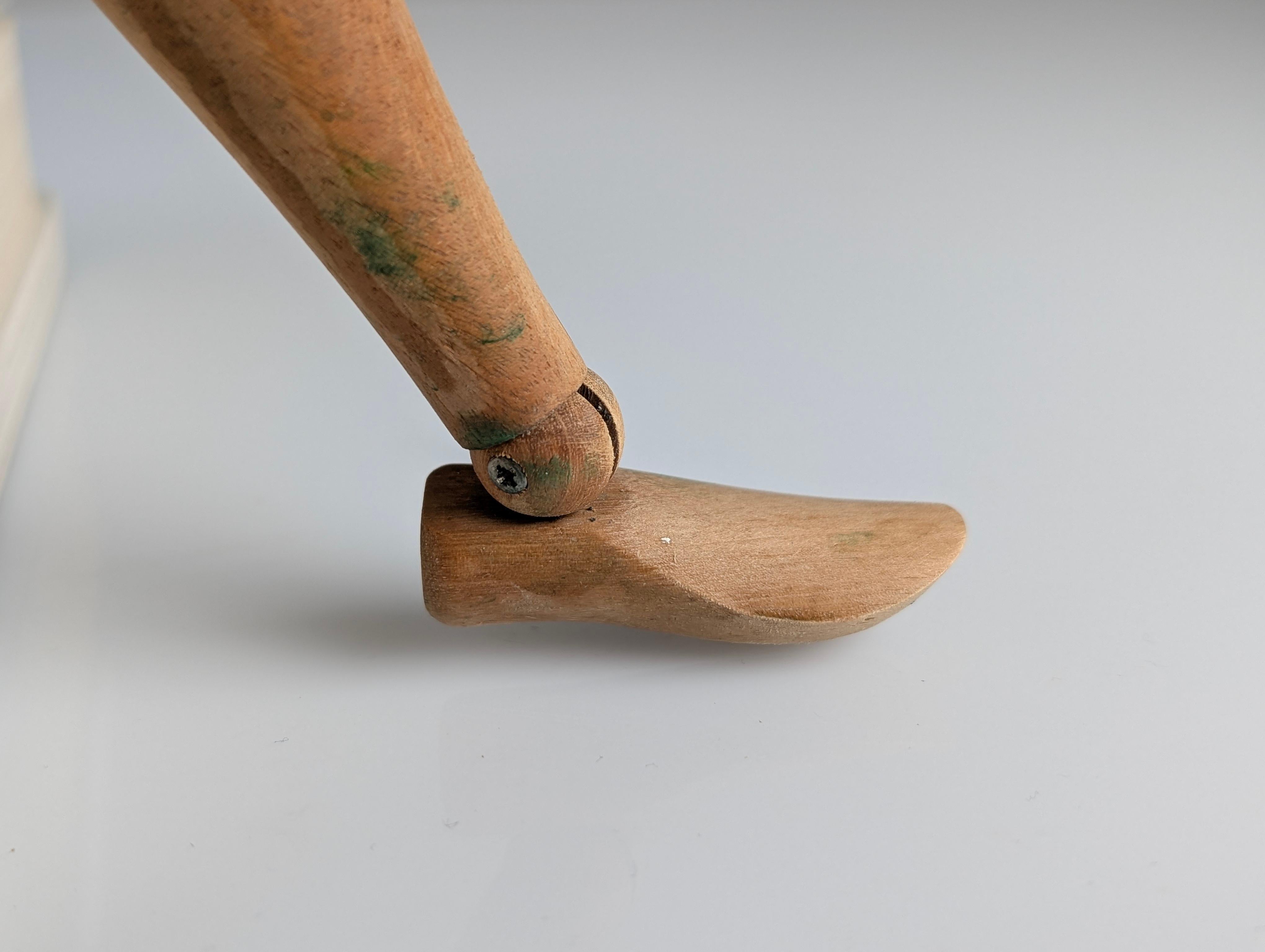 Figura articulada de madera de artista en venta 8