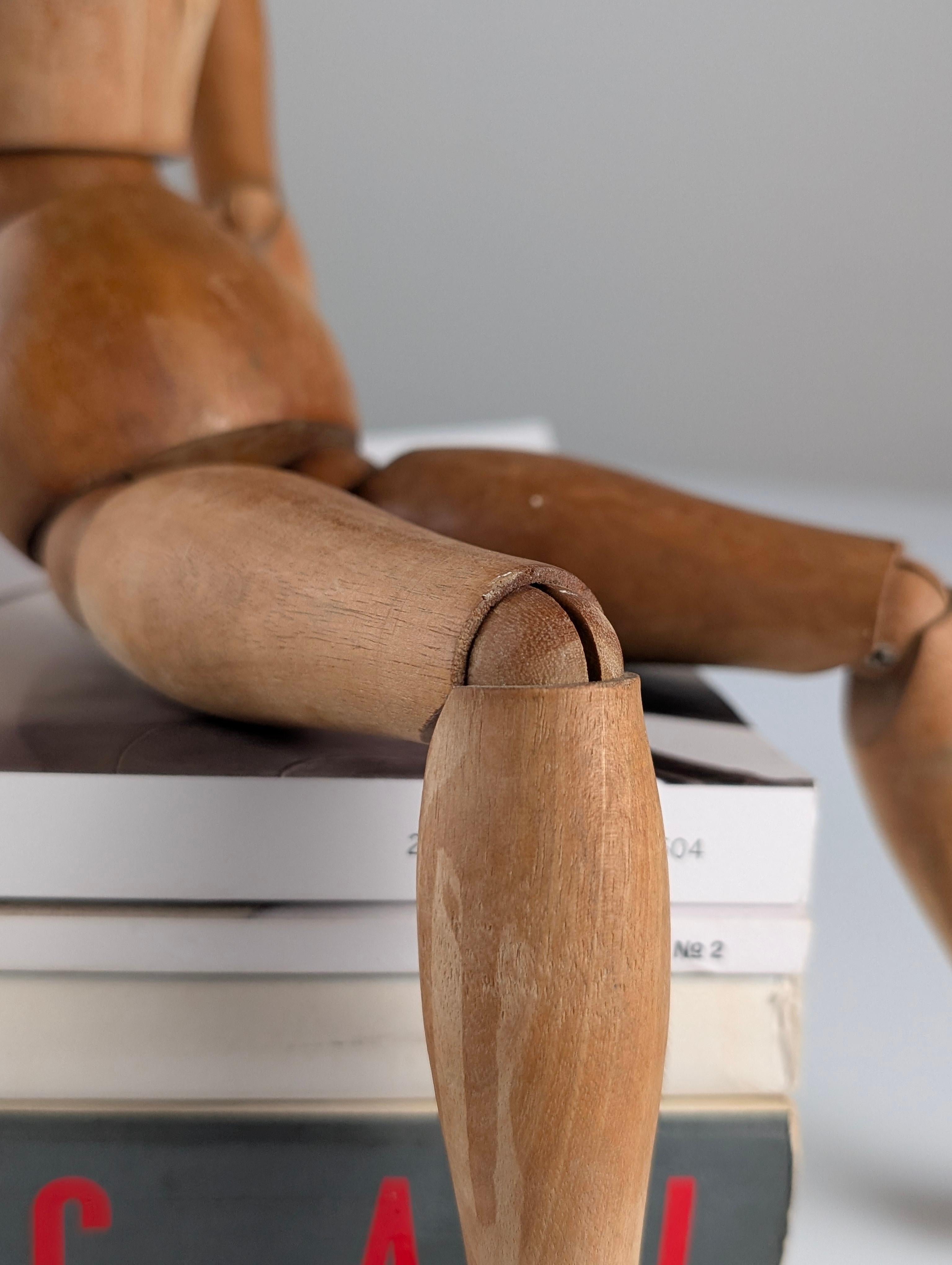 Figura articulada de madera de artista en venta 1