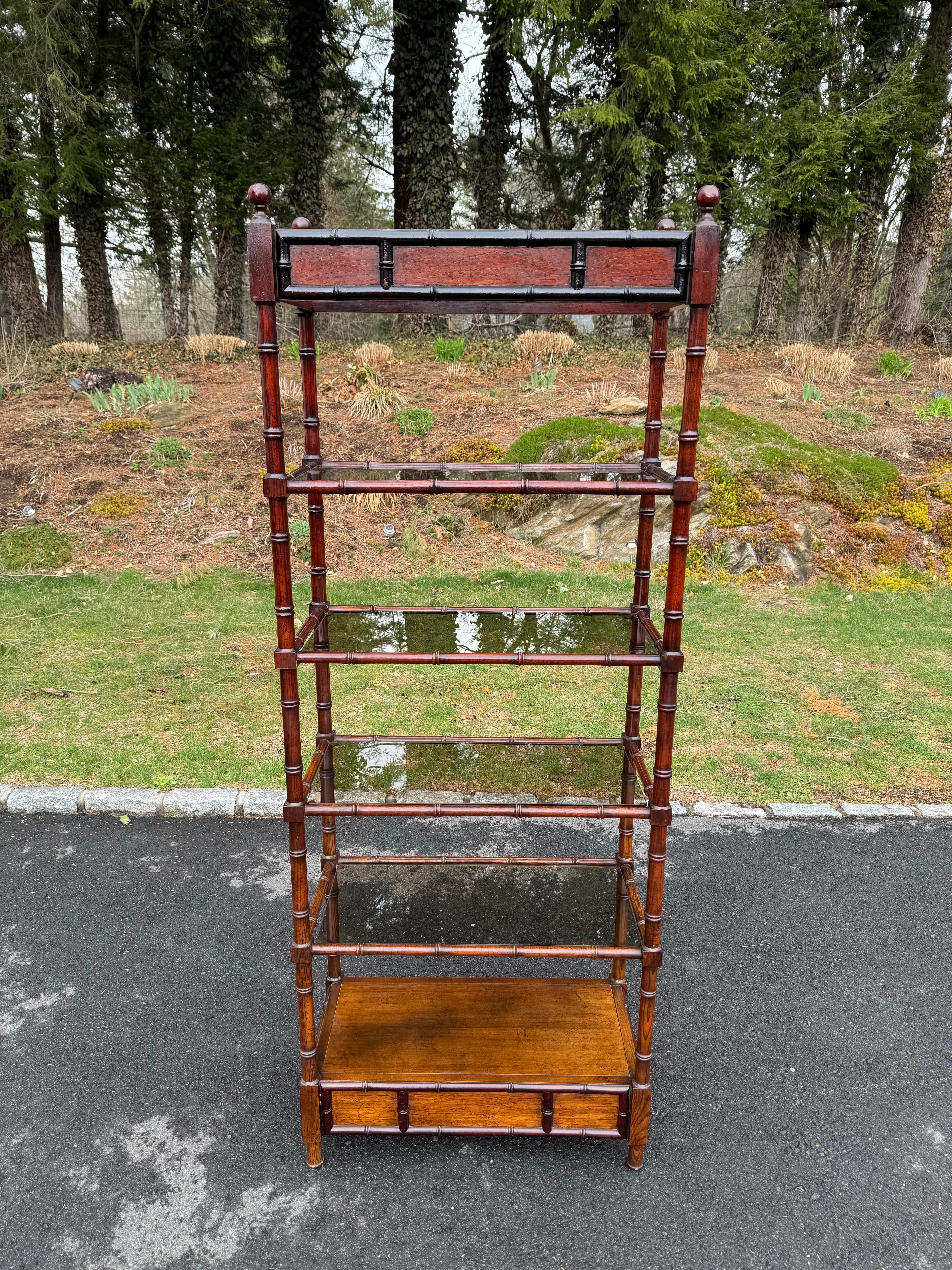 Etagere in legno in stile bambù. Scaffale tradizionale in legno con cinque ripiani in vetro fumé. I ripiani si estraggono per facilitare la consegna. È ideale per una parete stretta dove esporre libri o foto in una biblioteca o in una camera da