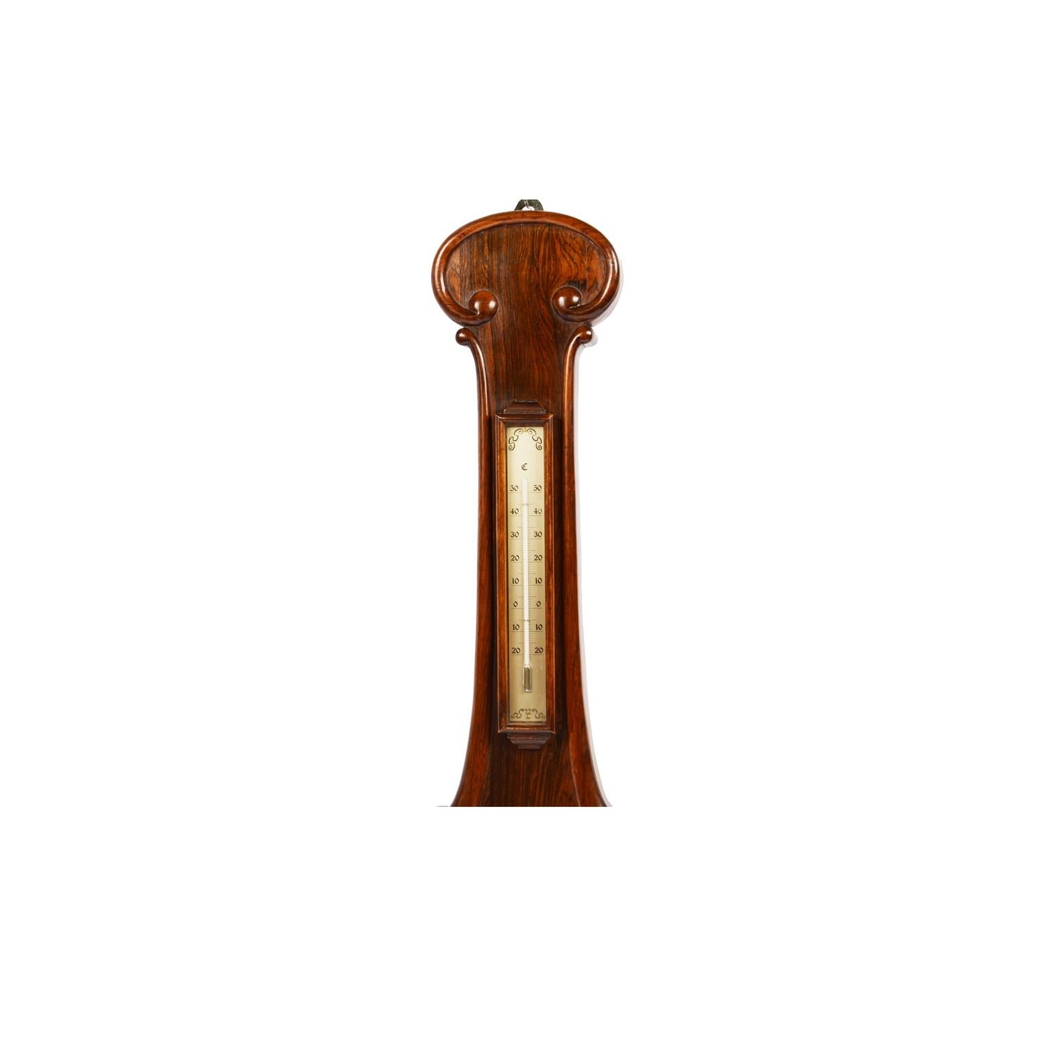 Holzbarometer, signiert Burlinson Ripon, aus der Mitte des 19. Jahrhunderts. Versilbertes Messingzifferblatt mit eingravierten Wetterangaben und dem Namen des Herstellers. Die Ablesung des Barometers wird durch einen doppelten Zeiger angezeigt. Der