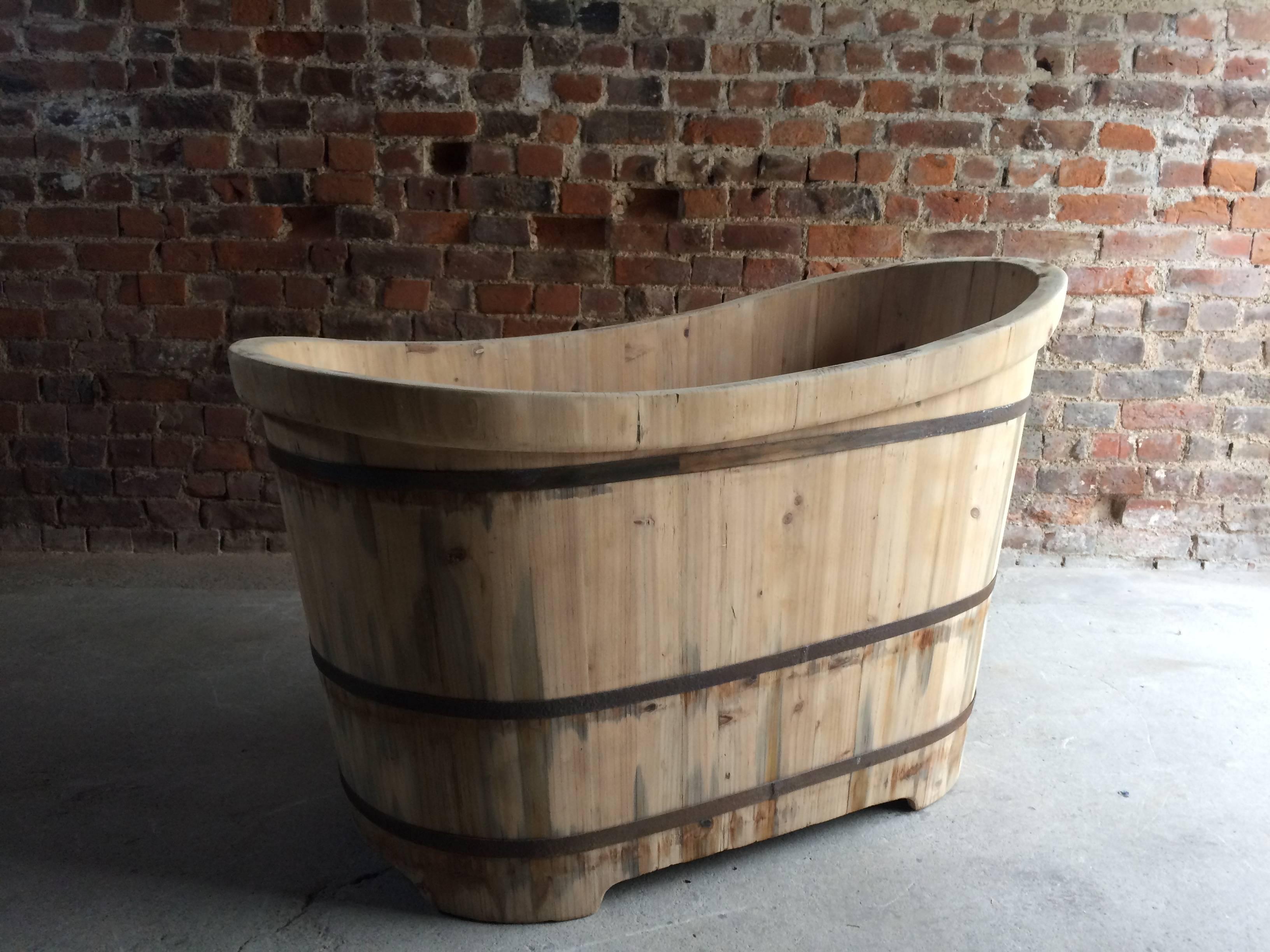 Wooden Bath Tub Freestanding Slipper Bath Cedar Wood Rustic In Distressed Condition In Longdon, Tewkesbury