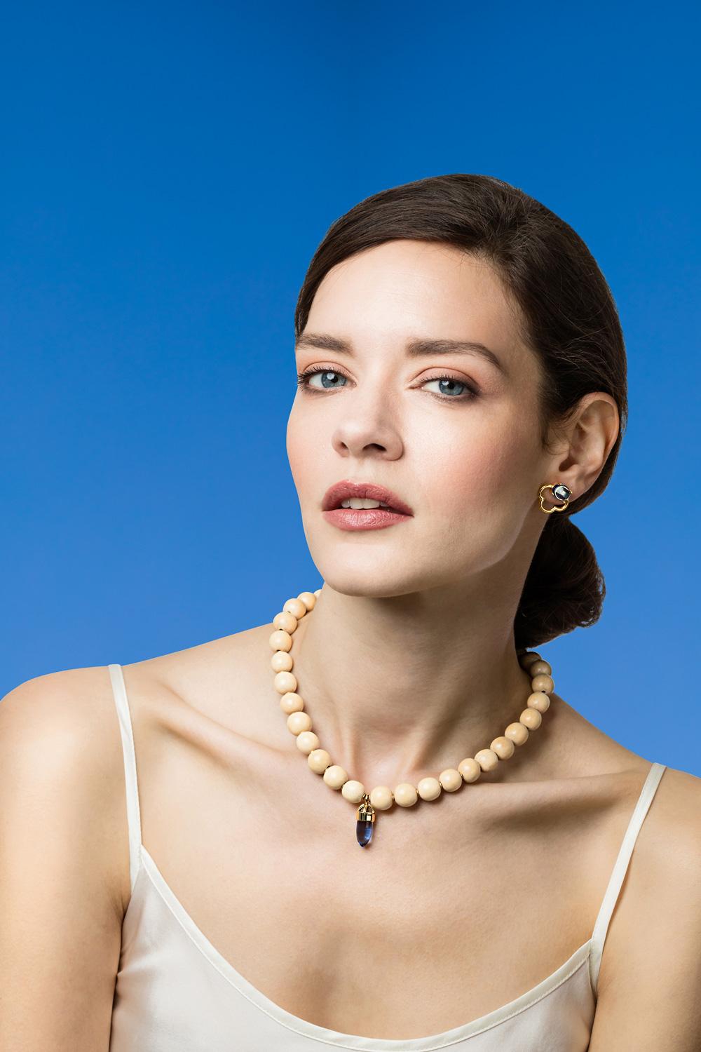 Neu in der Maviada-Kollektion sind unsere modernen und sehr stilvollen Holzketten mit 18-karätigen Goldscheiben, die zwischen den 12-mm-Perlen eingefügt sind und dieser Kette einen verspielten und doch luxuriösen Look verleihen. Jede Halskette ist