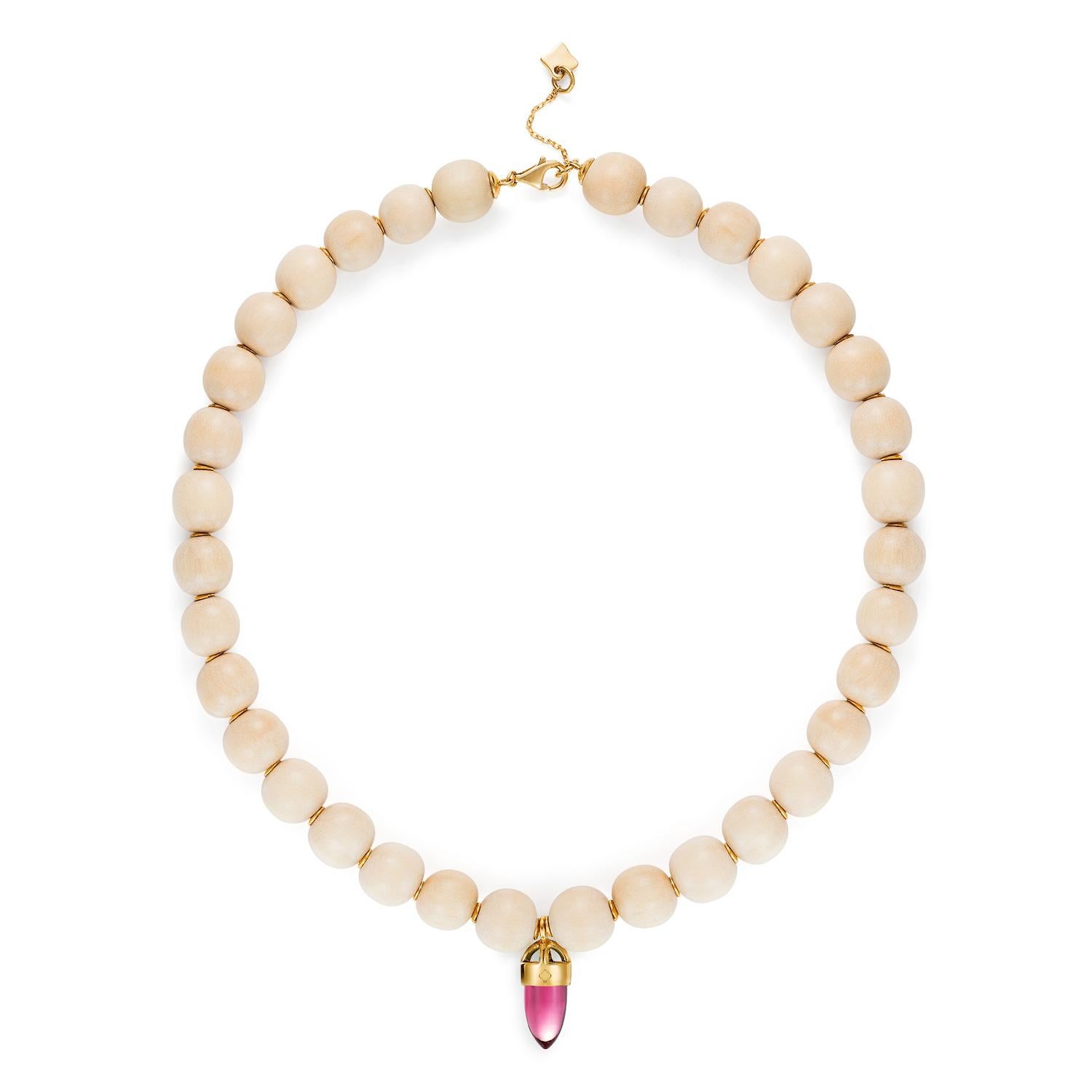 Neu in der Maviada-Kollektion sind unsere modernen und sehr stilvollen Holzketten mit 18-karätigen Goldscheiben, die zwischen den 12-mm-Perlen eingefügt sind und dieser Kette einen verspielten und doch luxuriösen Look verleihen. Jede Halskette ist