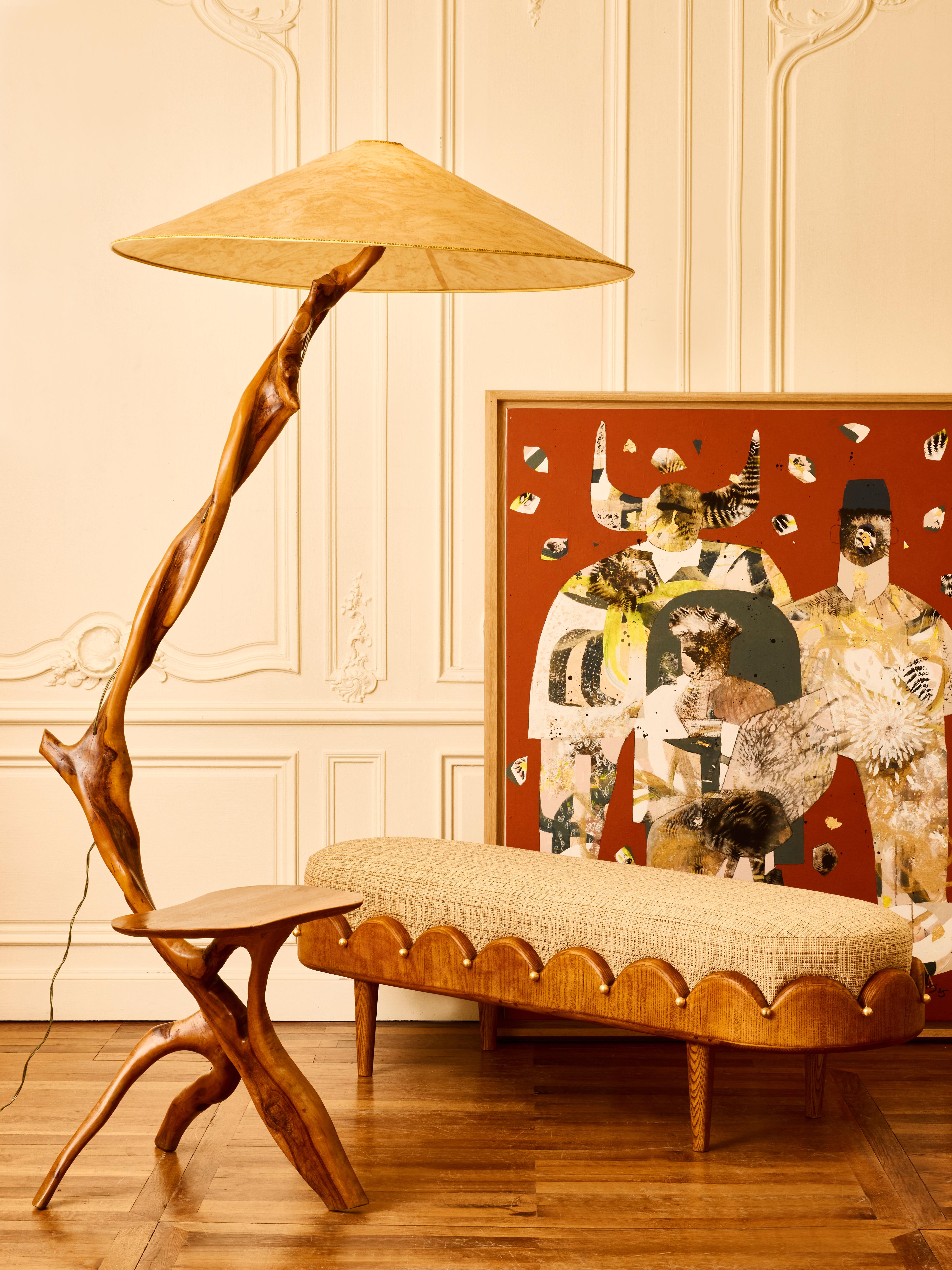 Banc élégant en bois sculpté et sphères dorées à la feuille d'or.
Coussin d'assise recouvert d'un tissu de Nobilis.
Création signée par l'artiste G. NICOLET pour la Galerie Glustin.
France, 2025