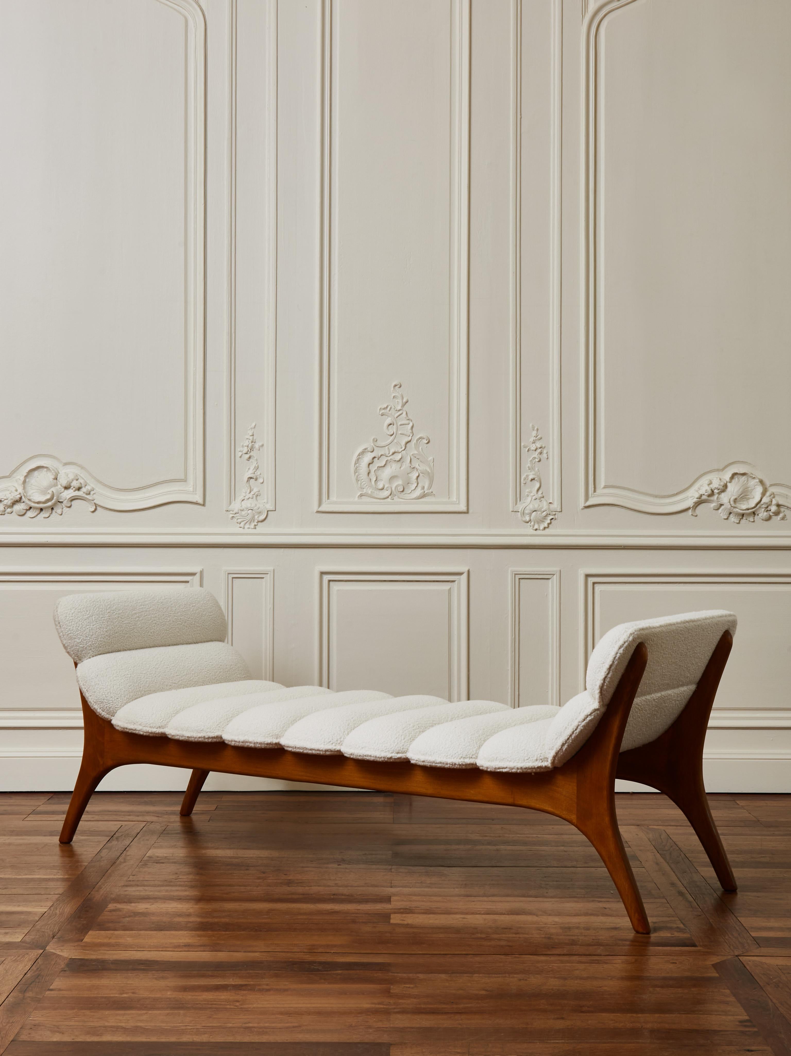 Elegant bench in wood, upholstered with a bouclette fabric by Studio Glustin.
Pair available.