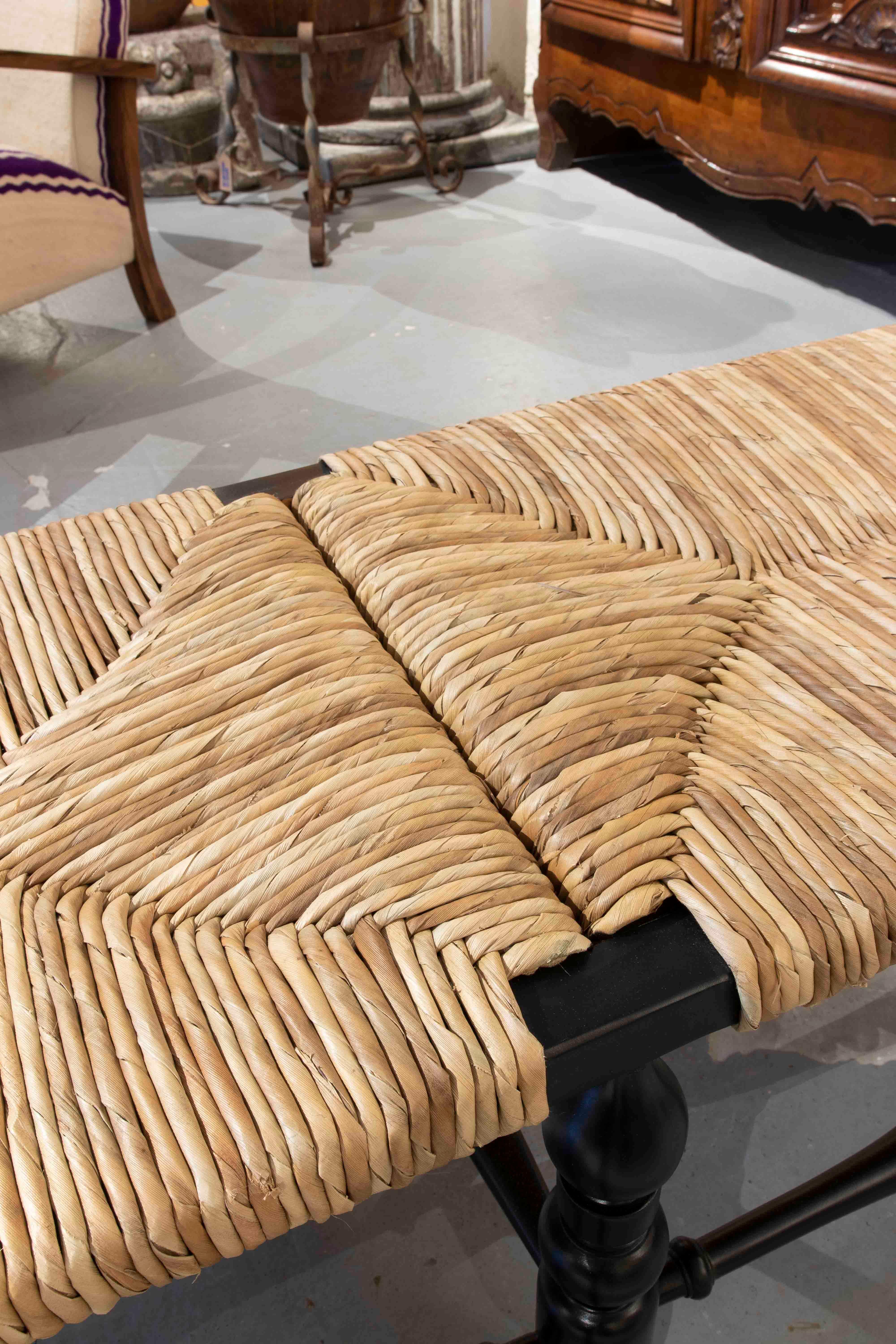Banc en bois peint en noir avec dessus cousu de corde naturelle en vente 6