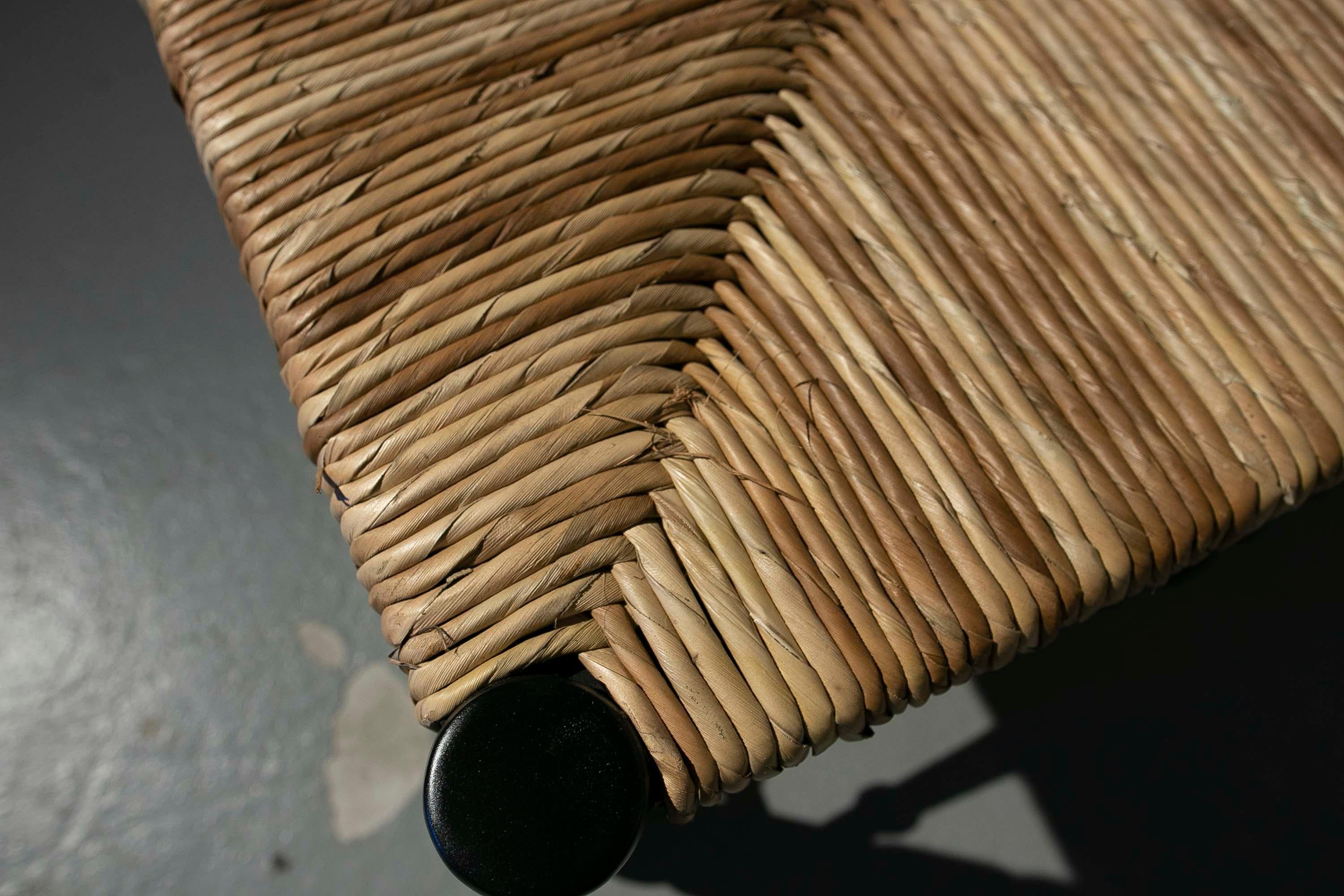 Banc en bois peint en noir avec dessus cousu de corde naturelle en vente 8