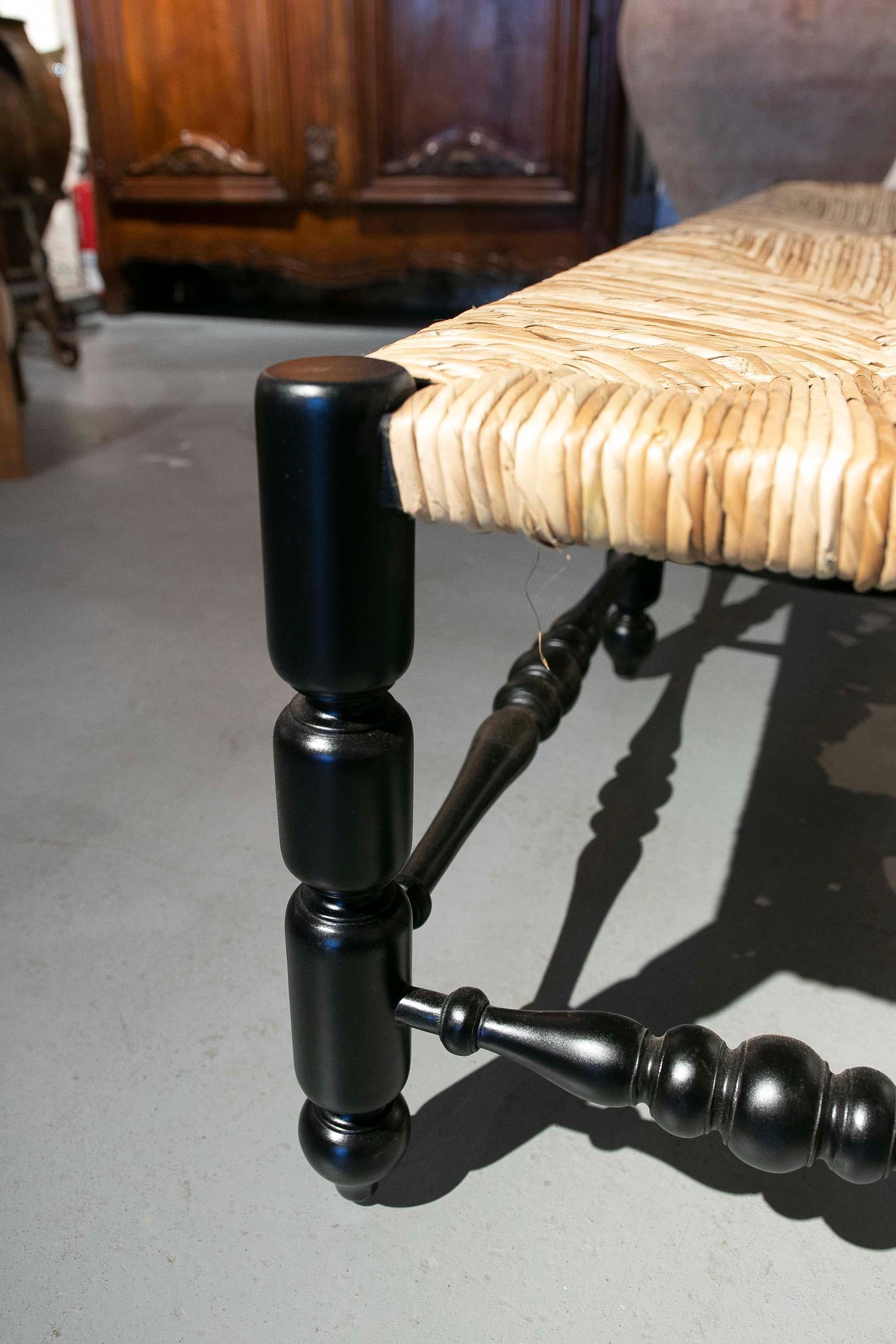 Banc en bois peint en noir avec dessus cousu de corde naturelle en vente 9