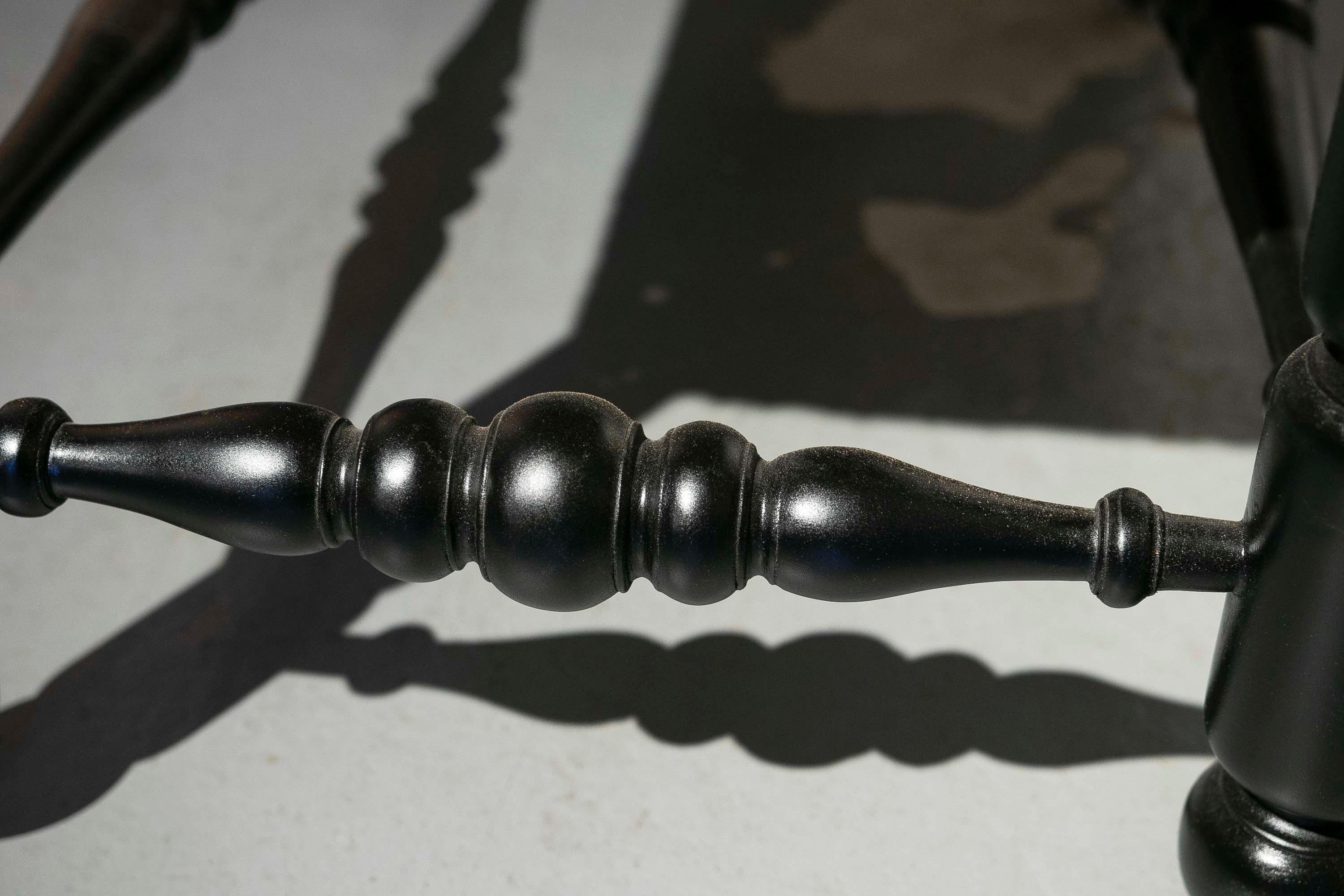 Banc en bois peint en noir avec dessus cousu de corde naturelle en vente 10