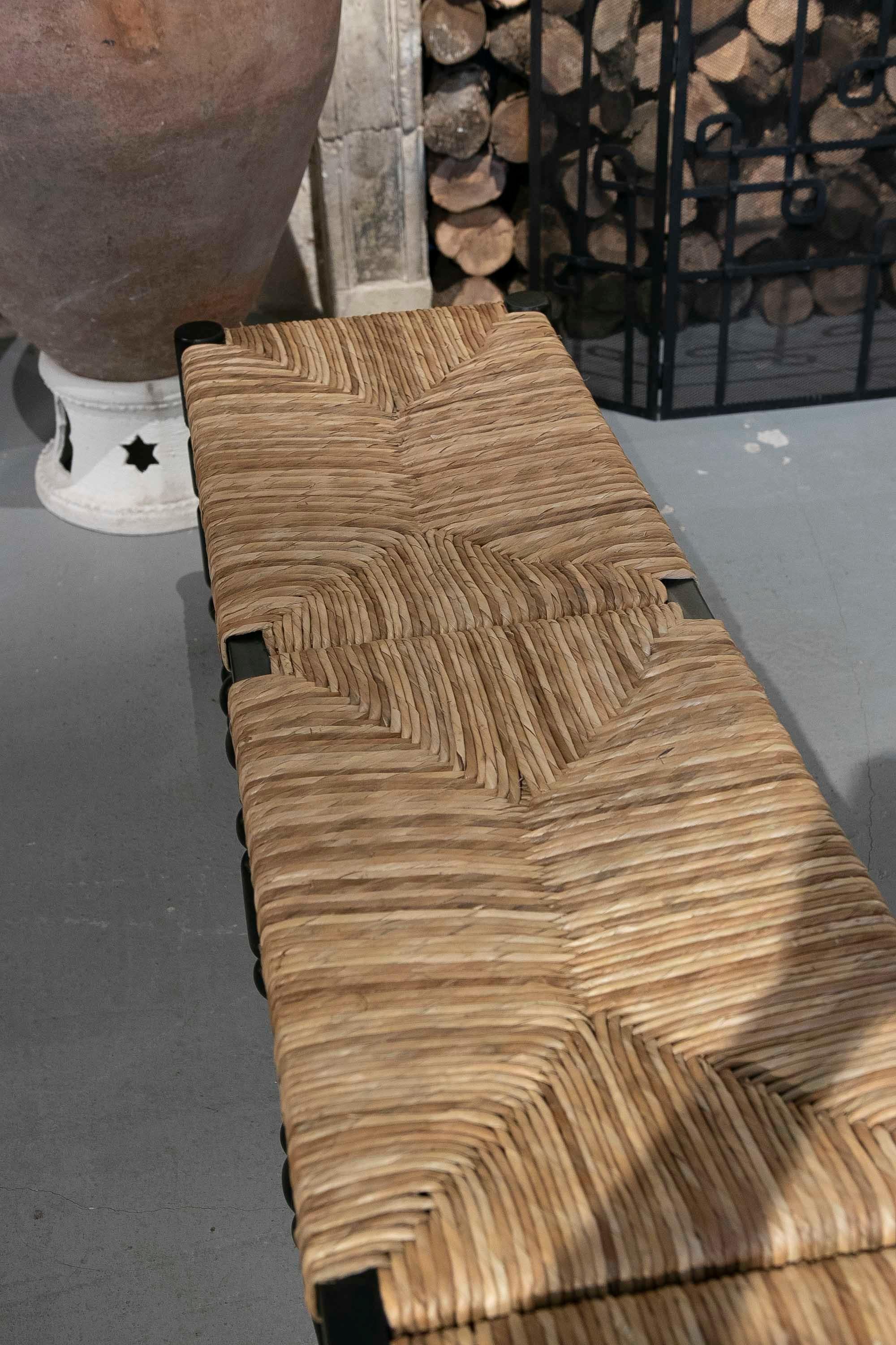 Banc en bois peint en noir avec dessus cousu de corde naturelle en vente 13