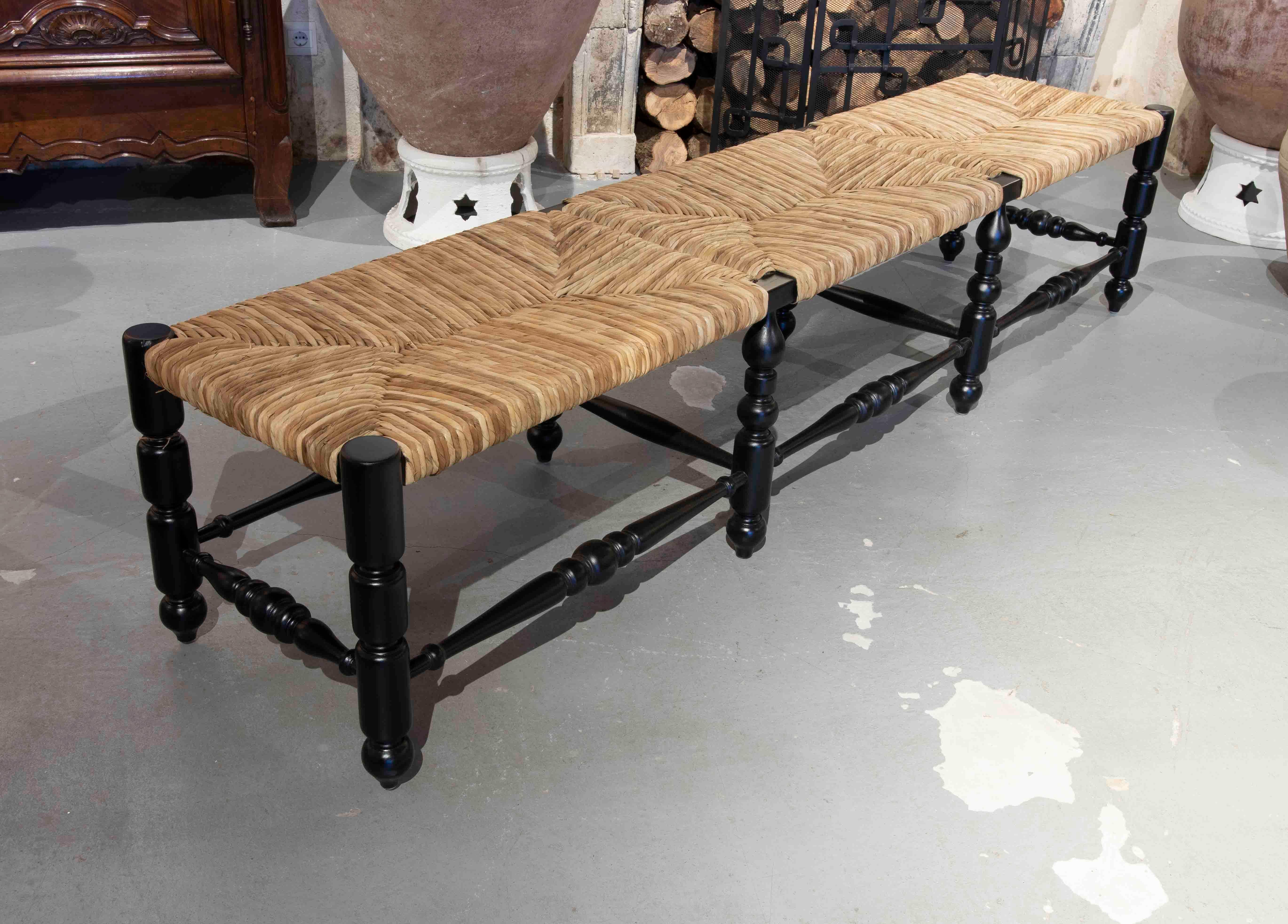 Espagnol Banc en bois peint en noir avec dessus cousu de corde naturelle en vente