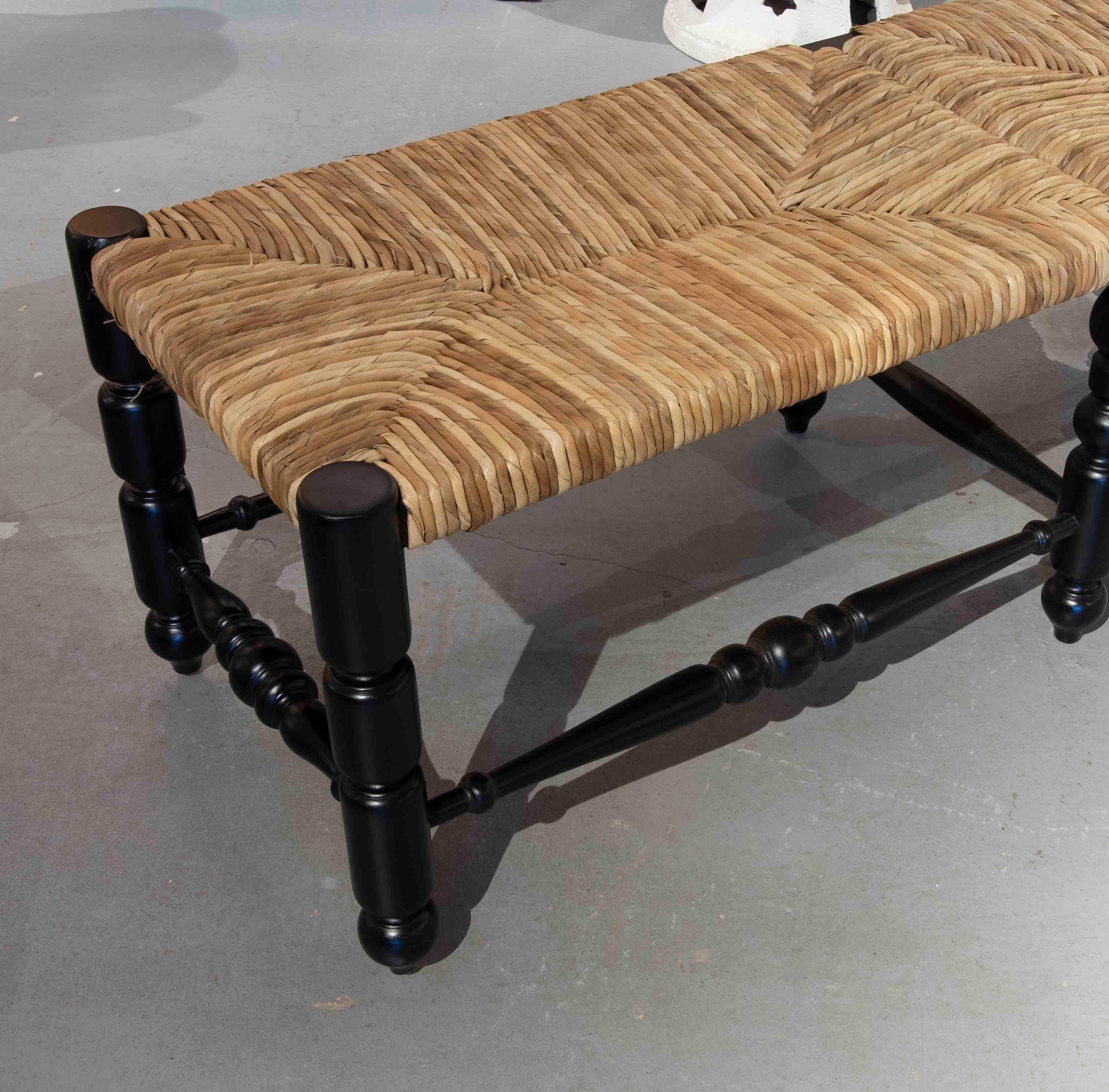 Banc en bois peint en noir avec dessus cousu de corde naturelle Bon état - En vente à Marbella, ES