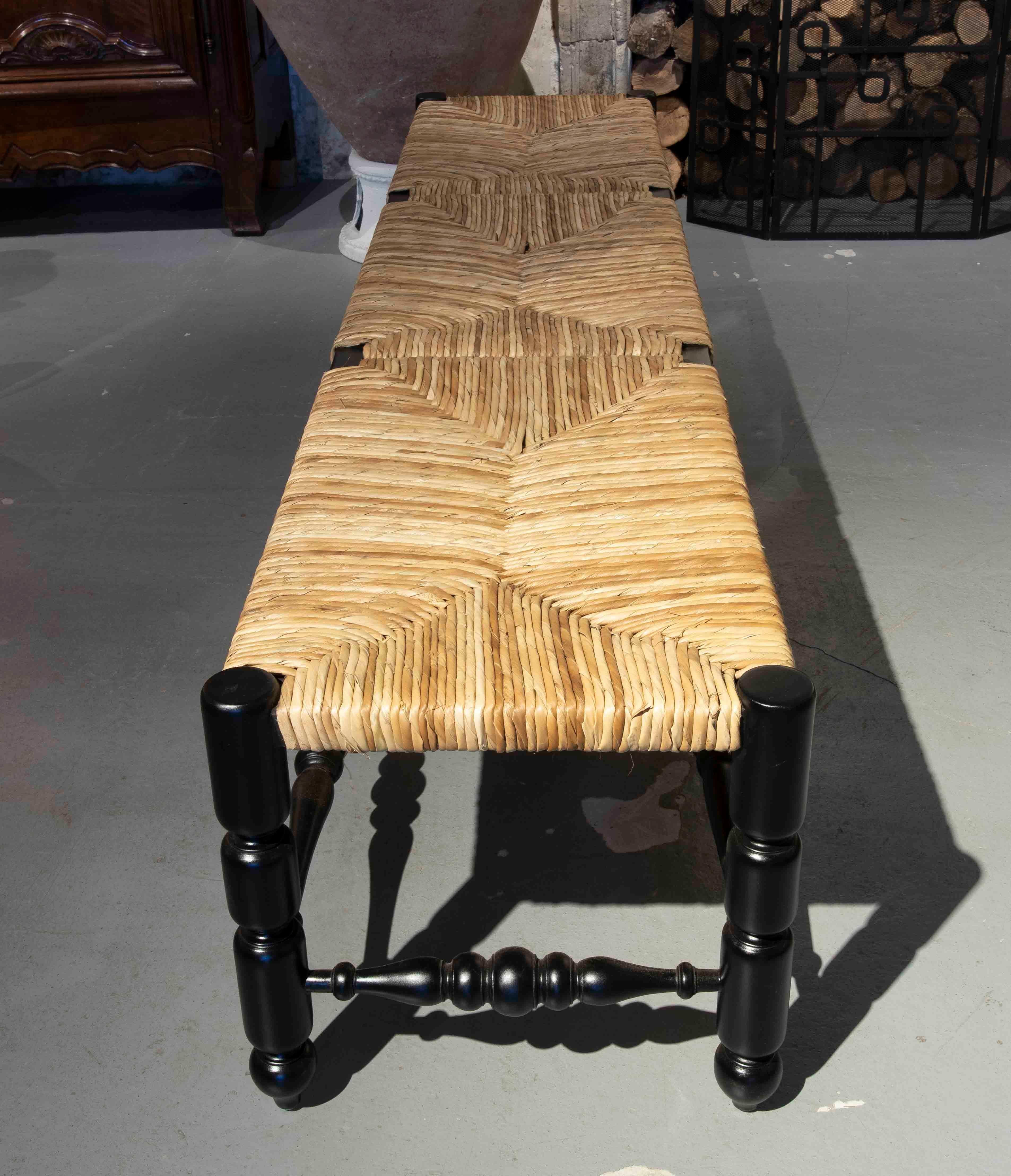 Banc en bois peint en noir avec dessus cousu de corde naturelle en vente 1