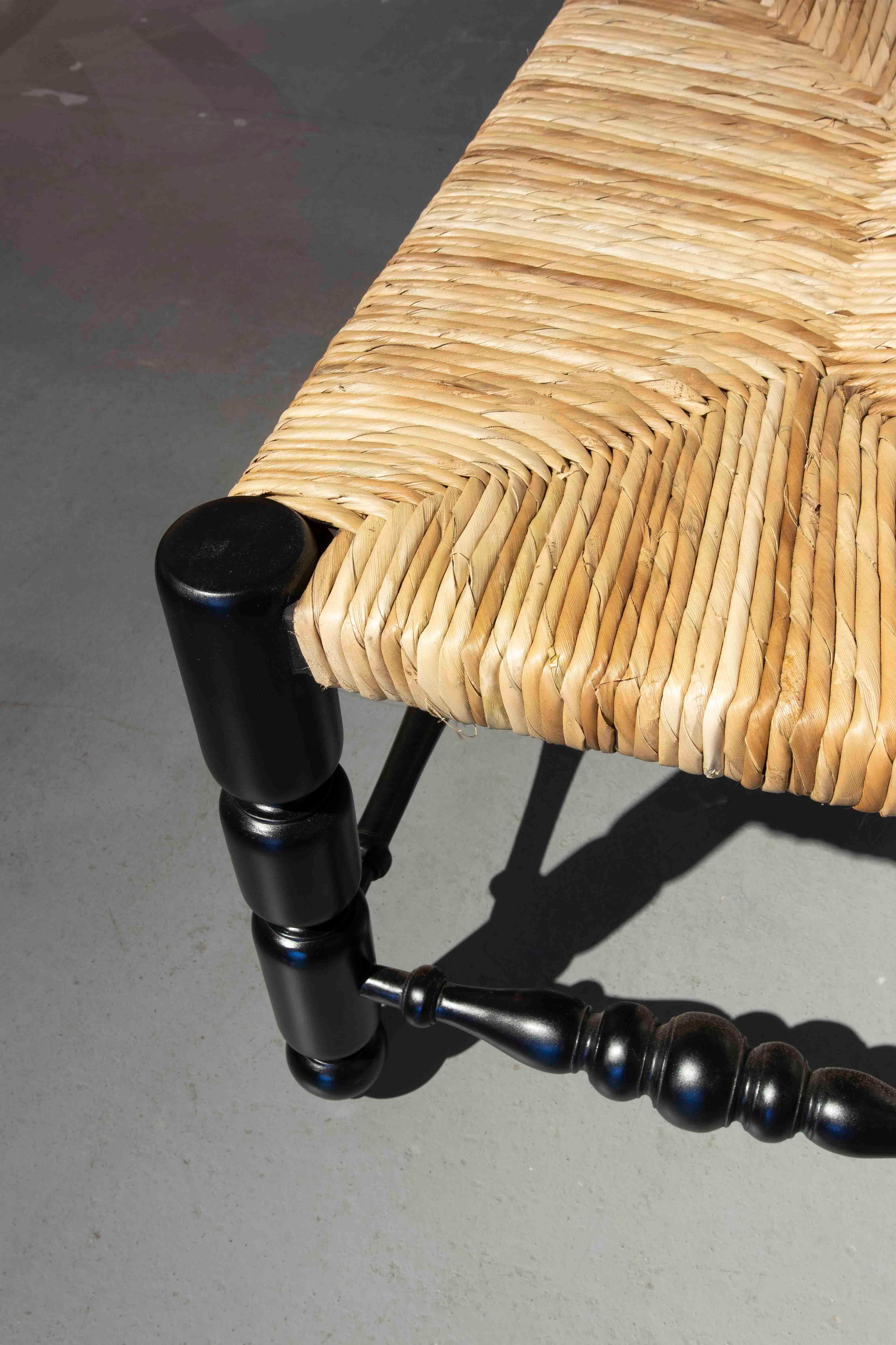 Banc en bois peint en noir avec dessus cousu de corde naturelle en vente 3