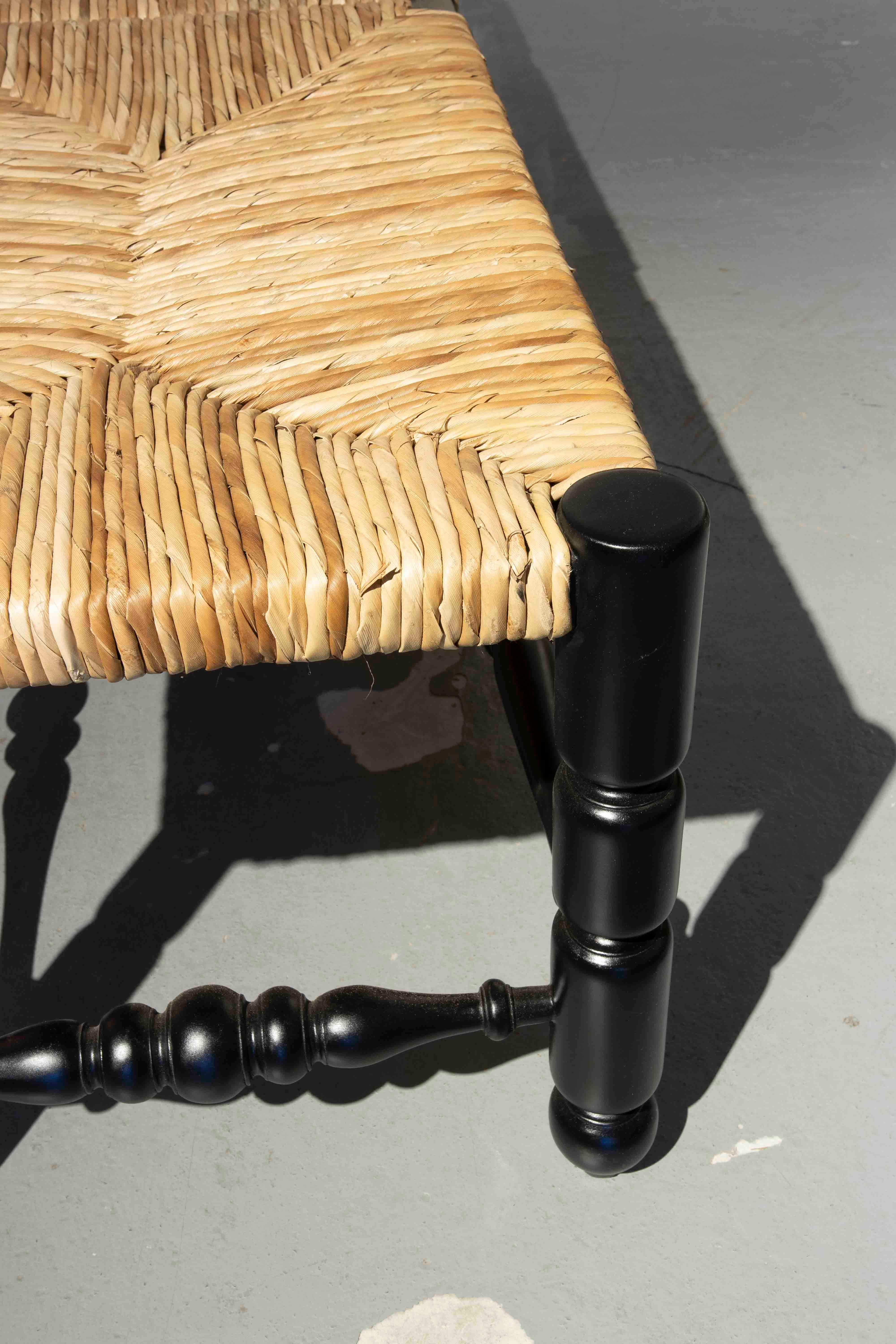 Banc en bois peint en noir avec dessus cousu de corde naturelle en vente 4