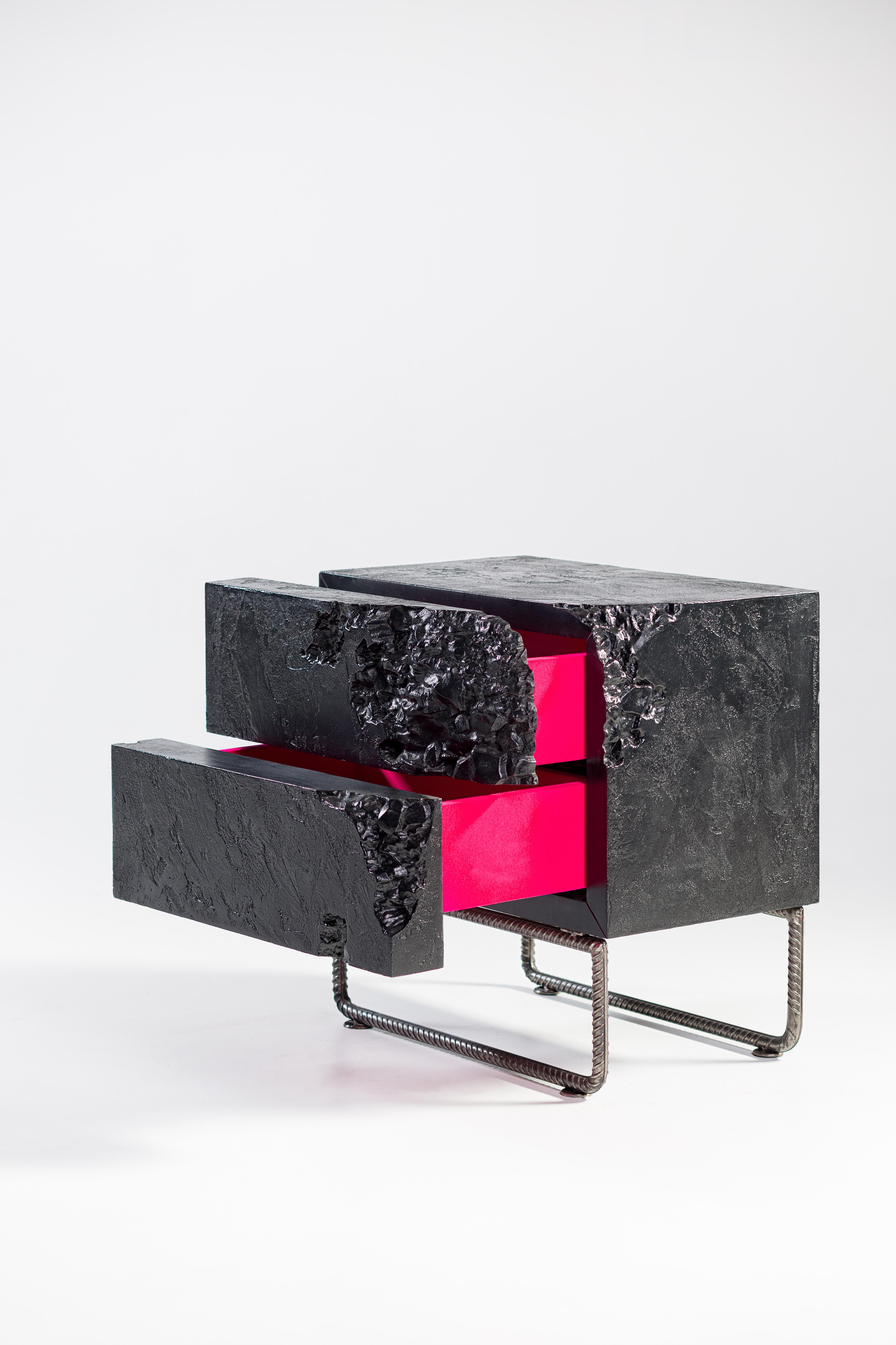 Schwarzer Nachttisch aus Holz aus der Breakfree-Kollektion, perfektes Objekt für Ihr Schlafzimmer (Ukrainisch) im Angebot