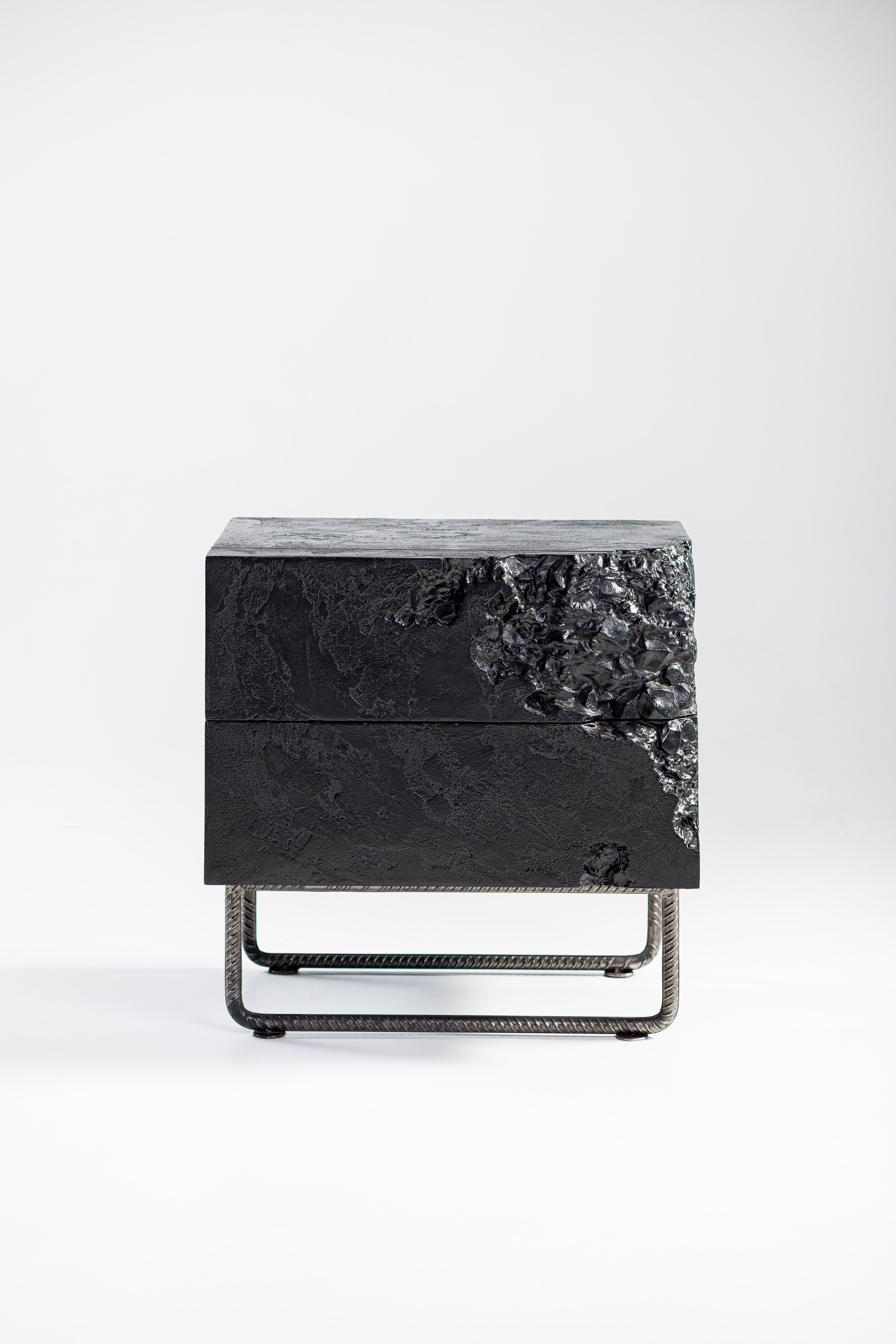 Schwarzer Nachttisch aus Holz aus der Breakfree-Kollektion, perfektes Objekt für Ihr Schlafzimmer (21. Jahrhundert und zeitgenössisch) im Angebot