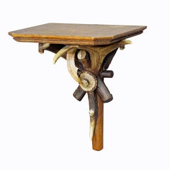 Scaffale Black Forest in legno con decorazione in corna di cervo