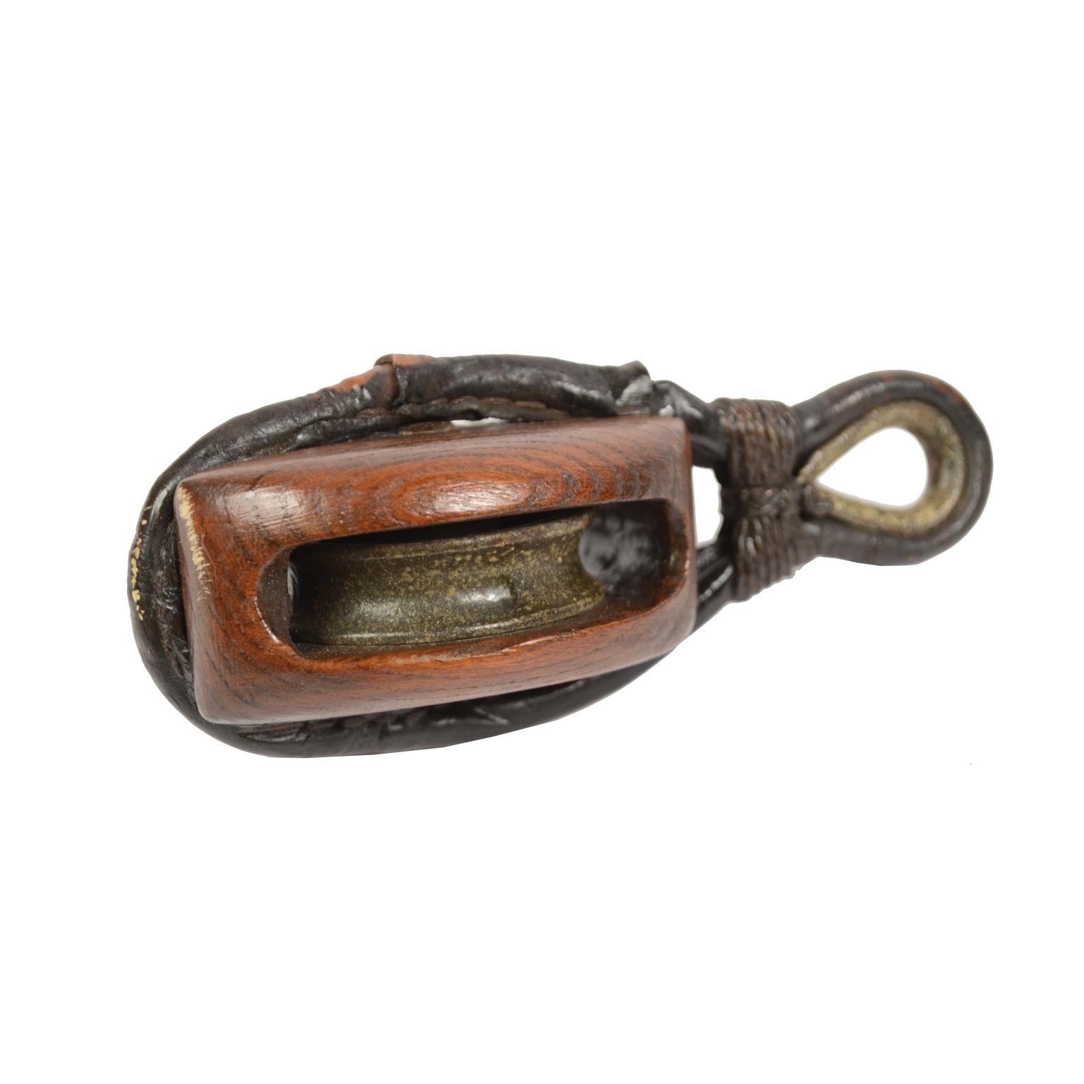 Small simple block made of wood and rope covered with leather complete with ring and pulley made of iron. English manufacture of the second half of the 19th century. 6.5x7x17 cm. Very good condition.
Shipping insured by Lloyd's London; it is