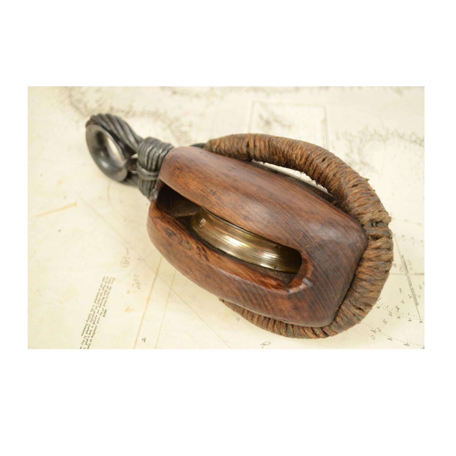 Wooden Block Complete with Steel Ring with Brass Pulley, 1860 In Good Condition In Milan, IT