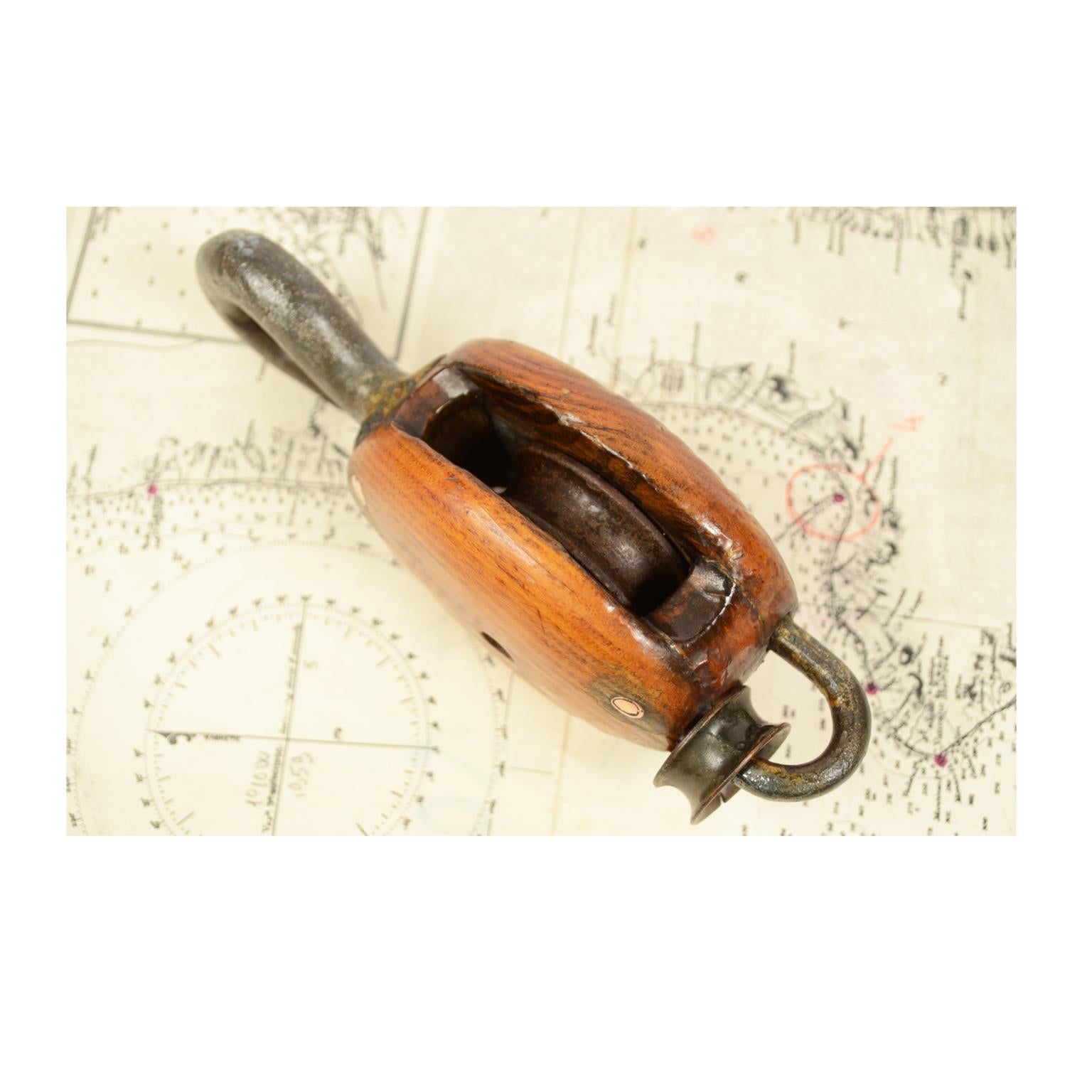 1870 British Made Wooden & Iron Antique Simple Nautical Block with Metal Pulley In Good Condition In Milan, IT