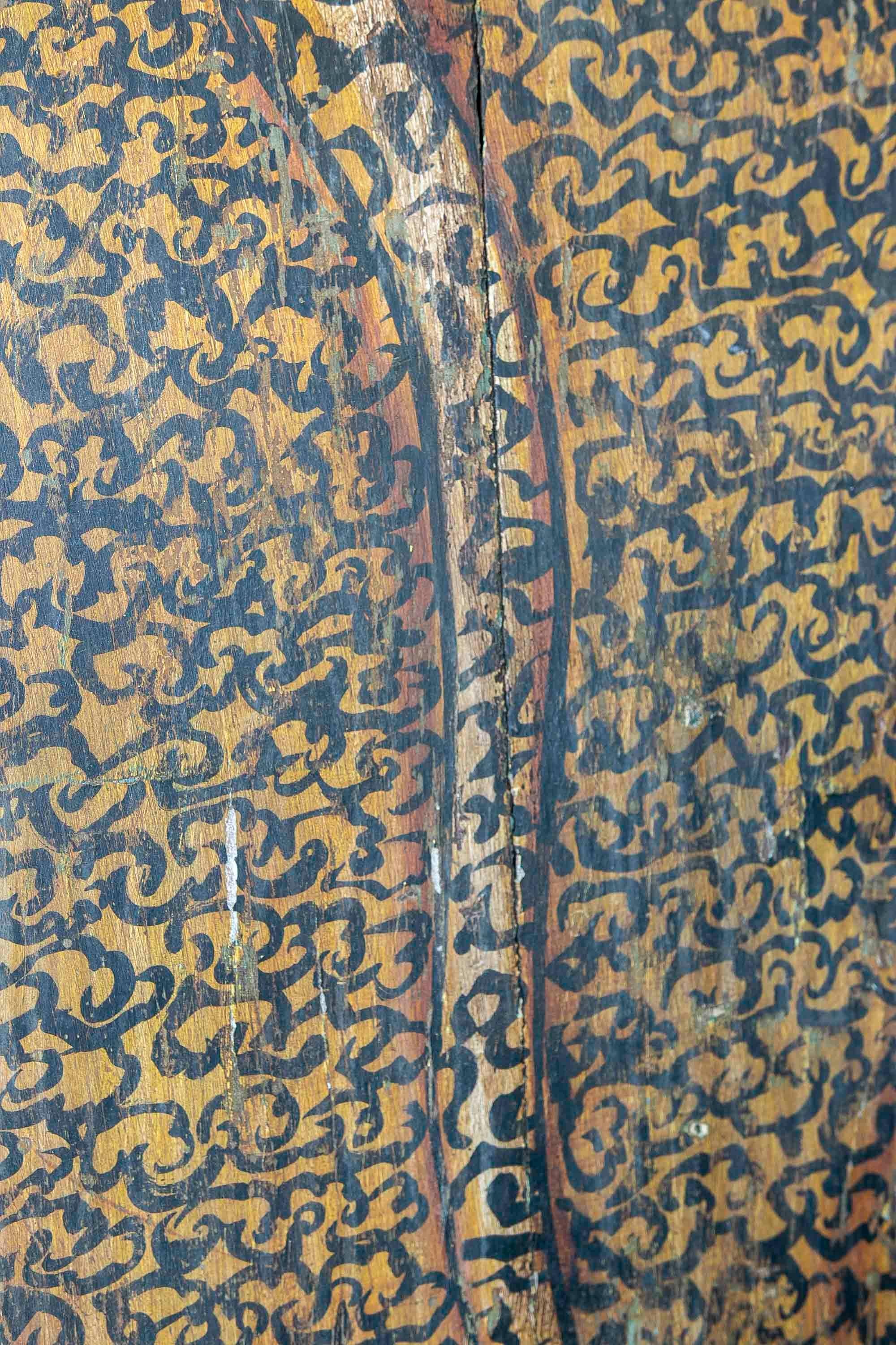 Wooden Board with Hand-Painted Tiger Decoration In Good Condition For Sale In Marbella, ES