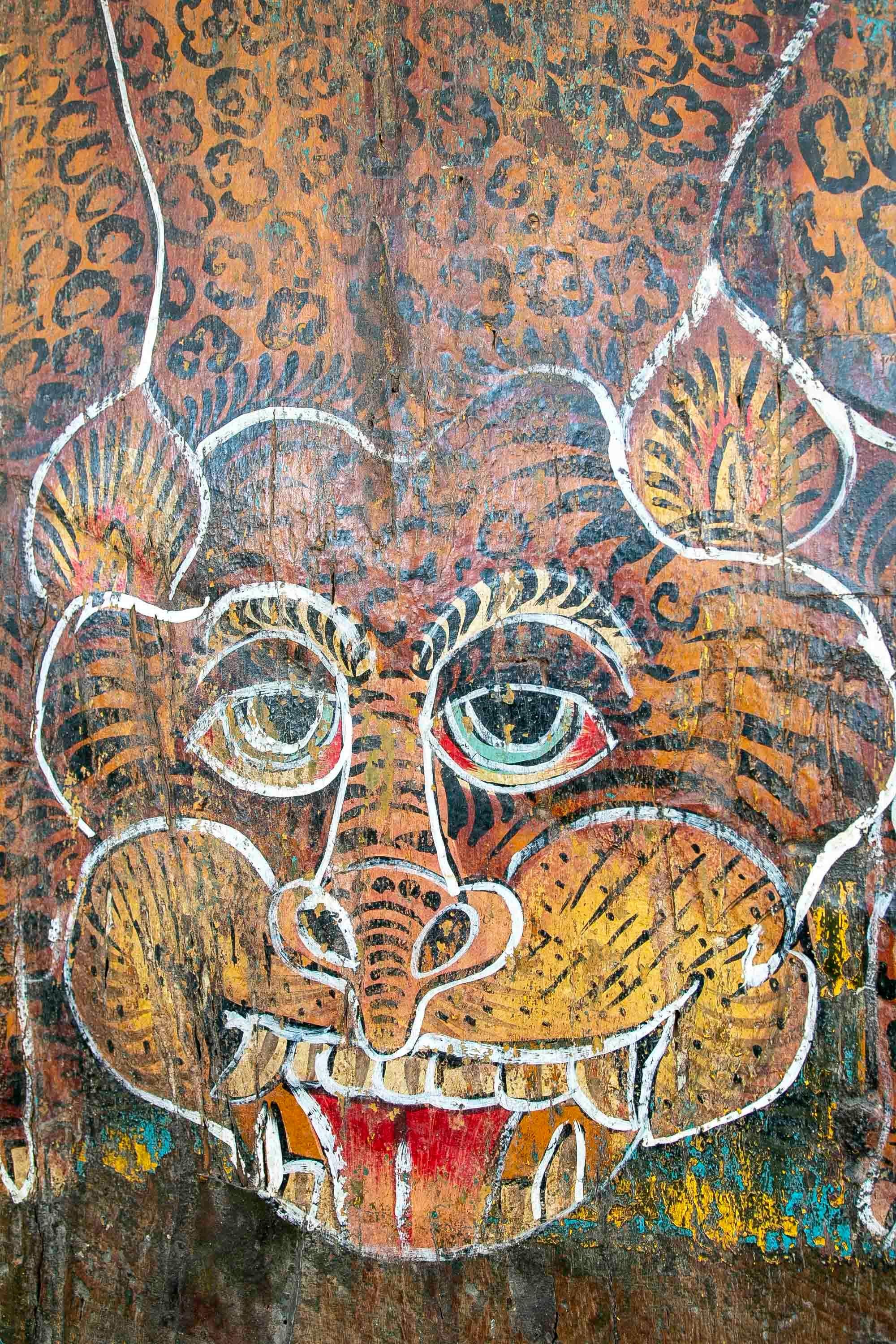 Wooden Board with Hand-Painted Tiger Decoration  For Sale 1