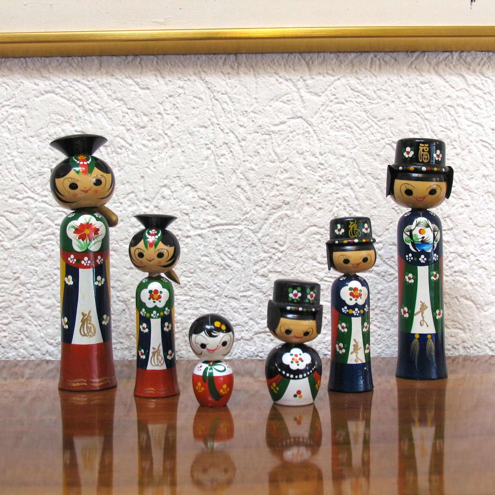 Eine schöne Sammlung von 6 koreanischen Wackelkopf-Hochzeitspuppen aus den 1960er Jahren
Diese handgefertigten, wunderschön verzierten Puppen im Kokeshi-Stil sind Bommelköpfe und sehr alt. Sie stammen aus den 1960er Jahren und sind aufwendig und