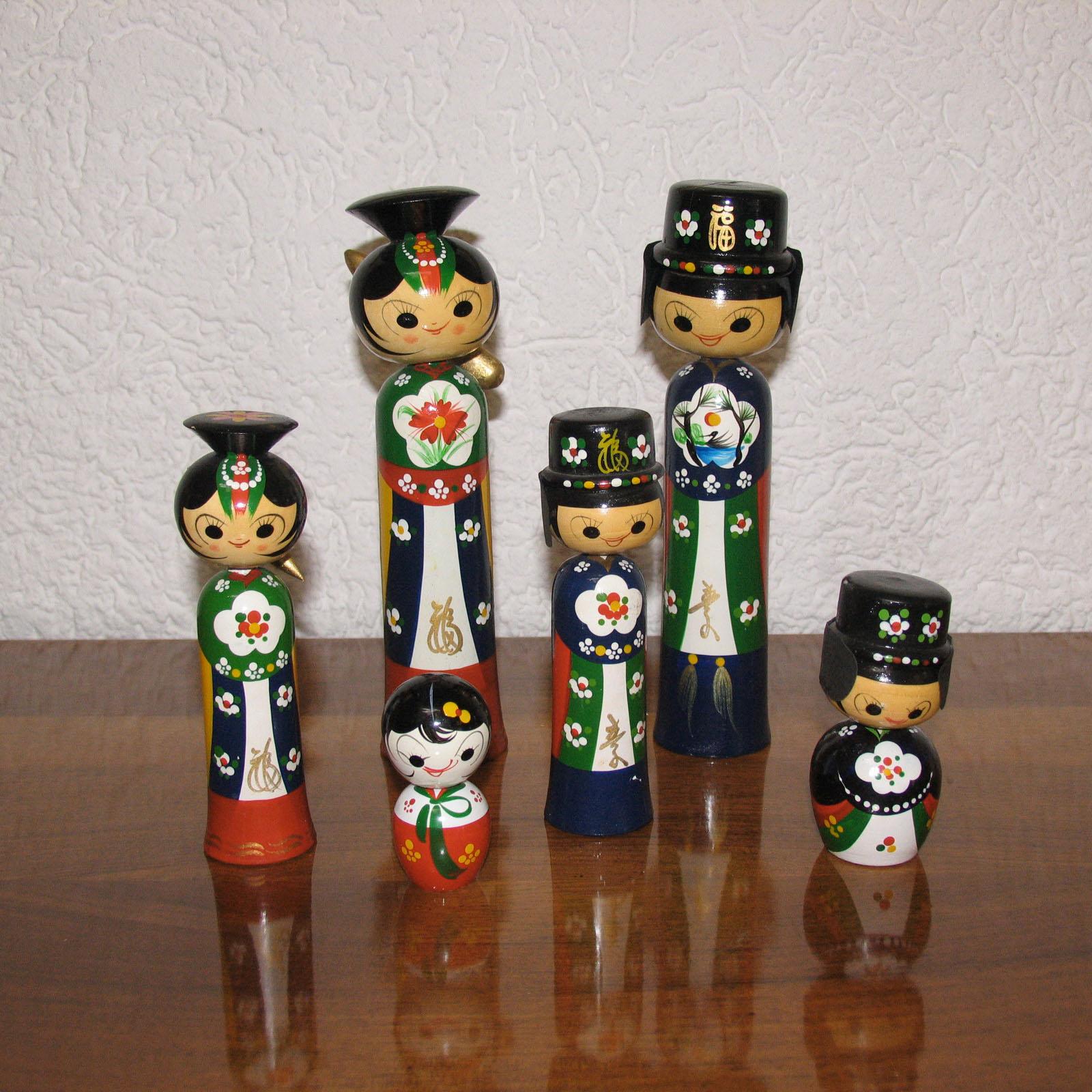 Koreanische Hanbok-Hochzeitspuppen aus Holz mit Holzkopf, Kollektion von sechs Kokeshi-Hochzeitspuppen, 1960er Jahre (Edo) im Angebot