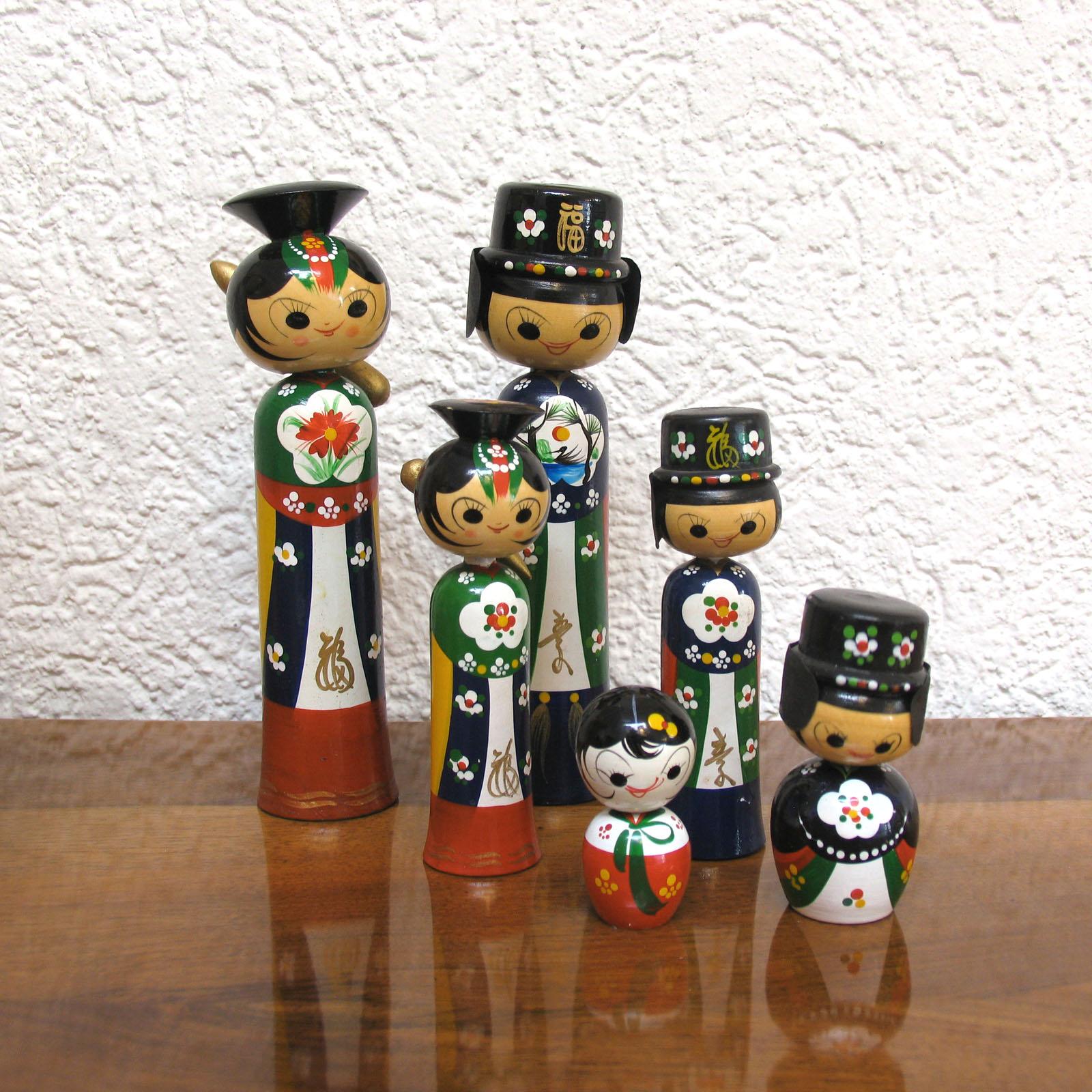 Koreanische Hanbok-Hochzeitspuppen aus Holz mit Holzkopf, Kollektion von sechs Kokeshi-Hochzeitspuppen, 1960er Jahre (Handgeschnitzt) im Angebot