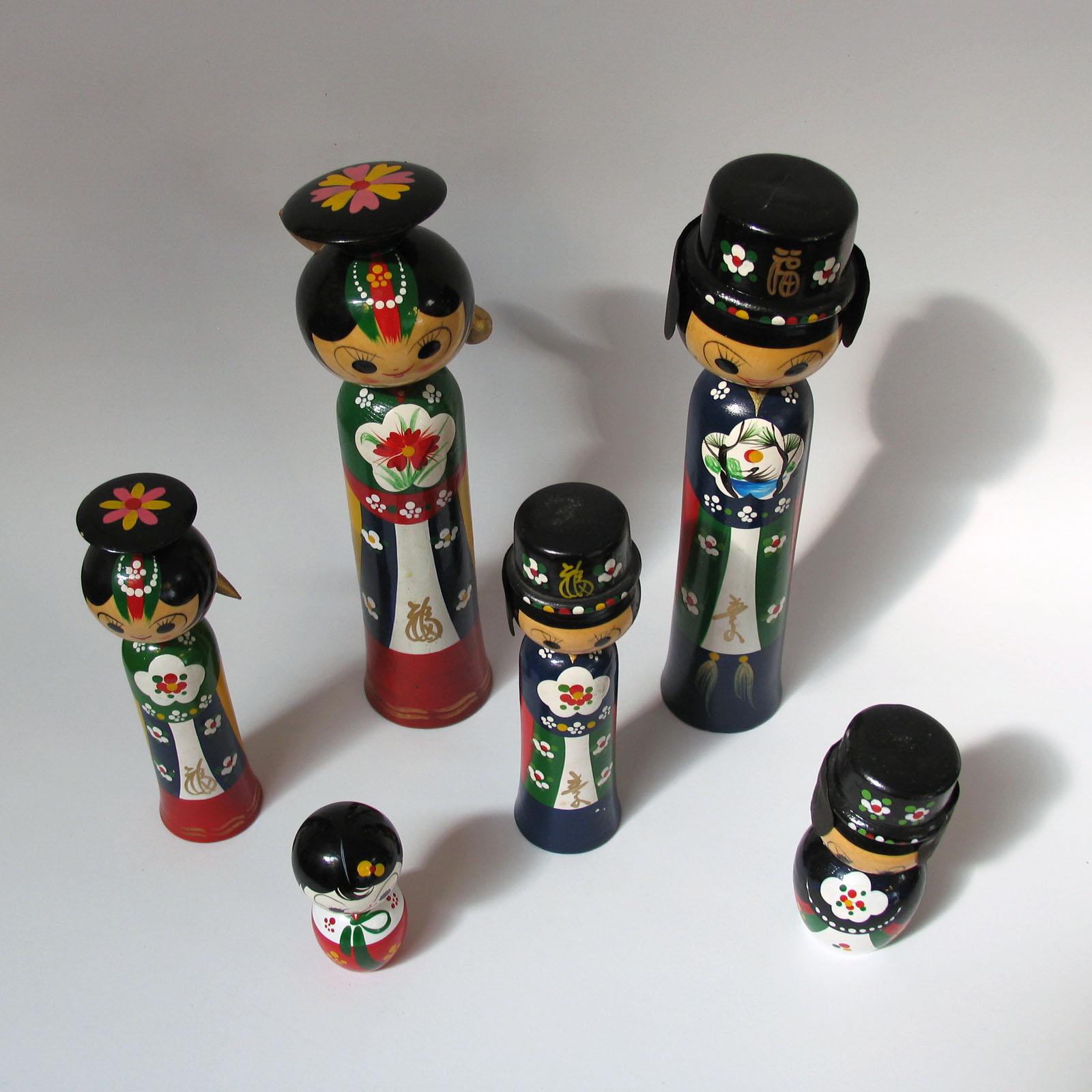 Koreanische Hanbok-Hochzeitspuppen aus Holz mit Holzkopf, Kollektion von sechs Kokeshi-Hochzeitspuppen, 1960er Jahre (Mitte des 20. Jahrhunderts) im Angebot