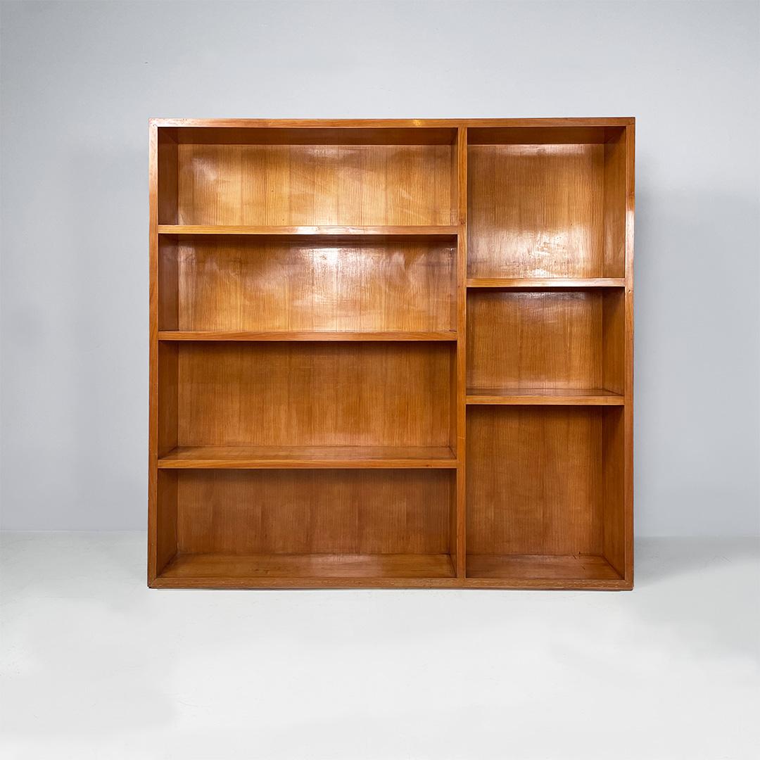Bibliothèque rectangulaire en bois Art déco italienne avec cinq étagères, années 1940
Bibliothèque entièrement en bois divisée en deux colonnes. Il comporte cinq étagères à différentes hauteurs, pour un total de sept compartiments. La structure est