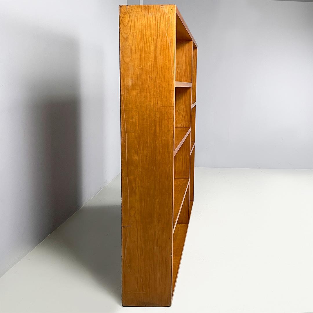 Bibliothèque rectangulaire en bois Art déco italienne avec cinq étagères, années 1940 État moyen - En vente à MIlano, IT