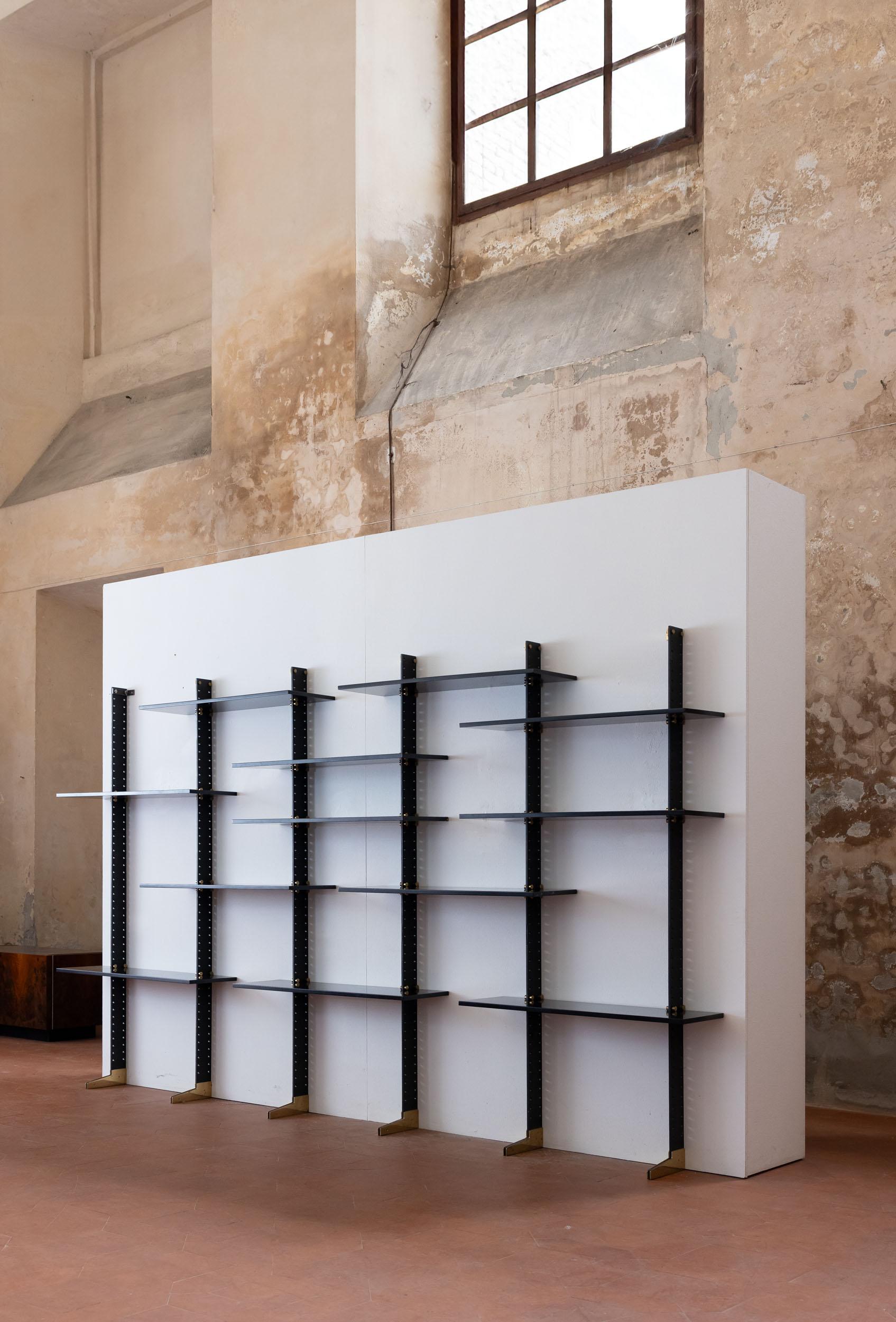 Estantería mural diseñada por Ignazio Gardella para Azucena.
Esta elegante pieza presenta una estructura de metal lacado con detalles de latón y estantes de madera lacada. Un refinado ejemplo del diseño italiano de mediados de siglo, que combina