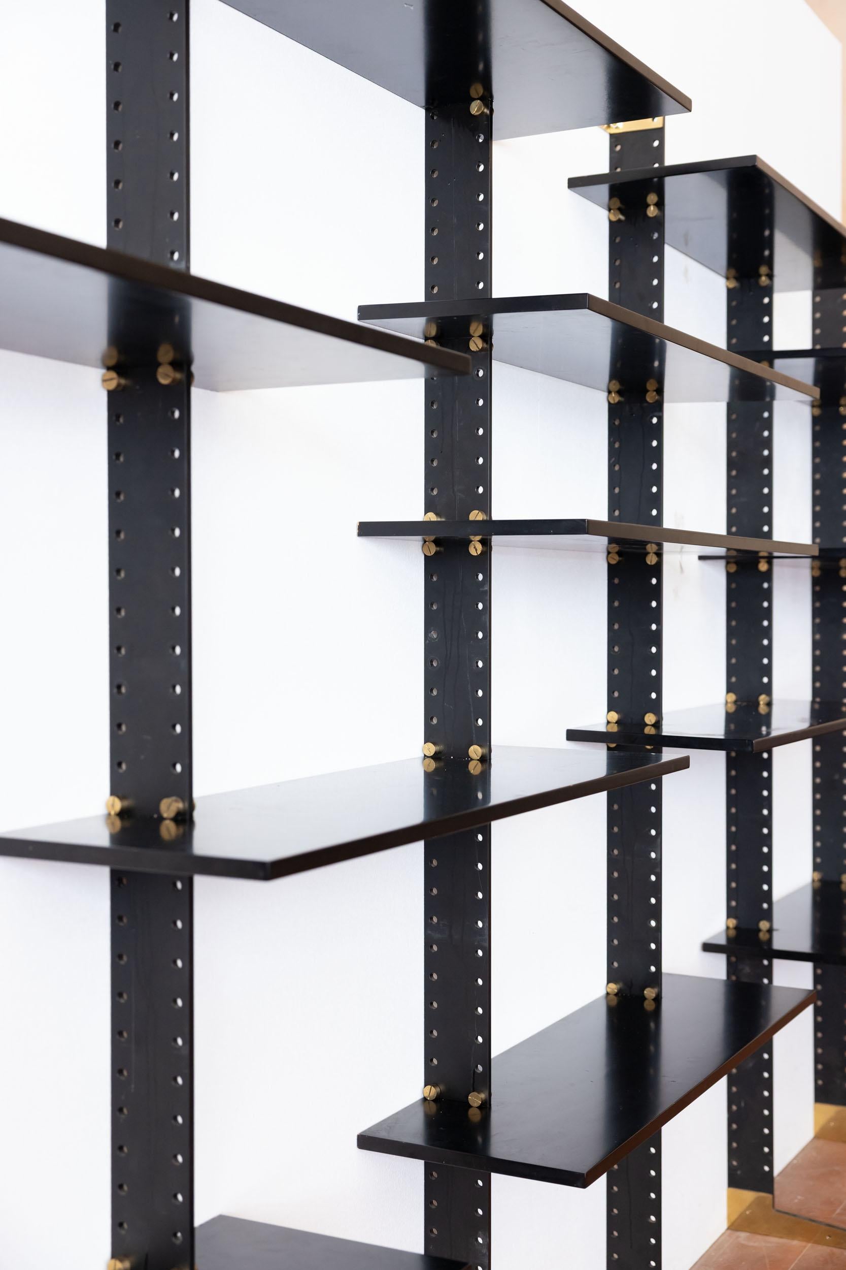 Estantería de madera diseñada por Ignazio Gardella para Azucena Metal en venta