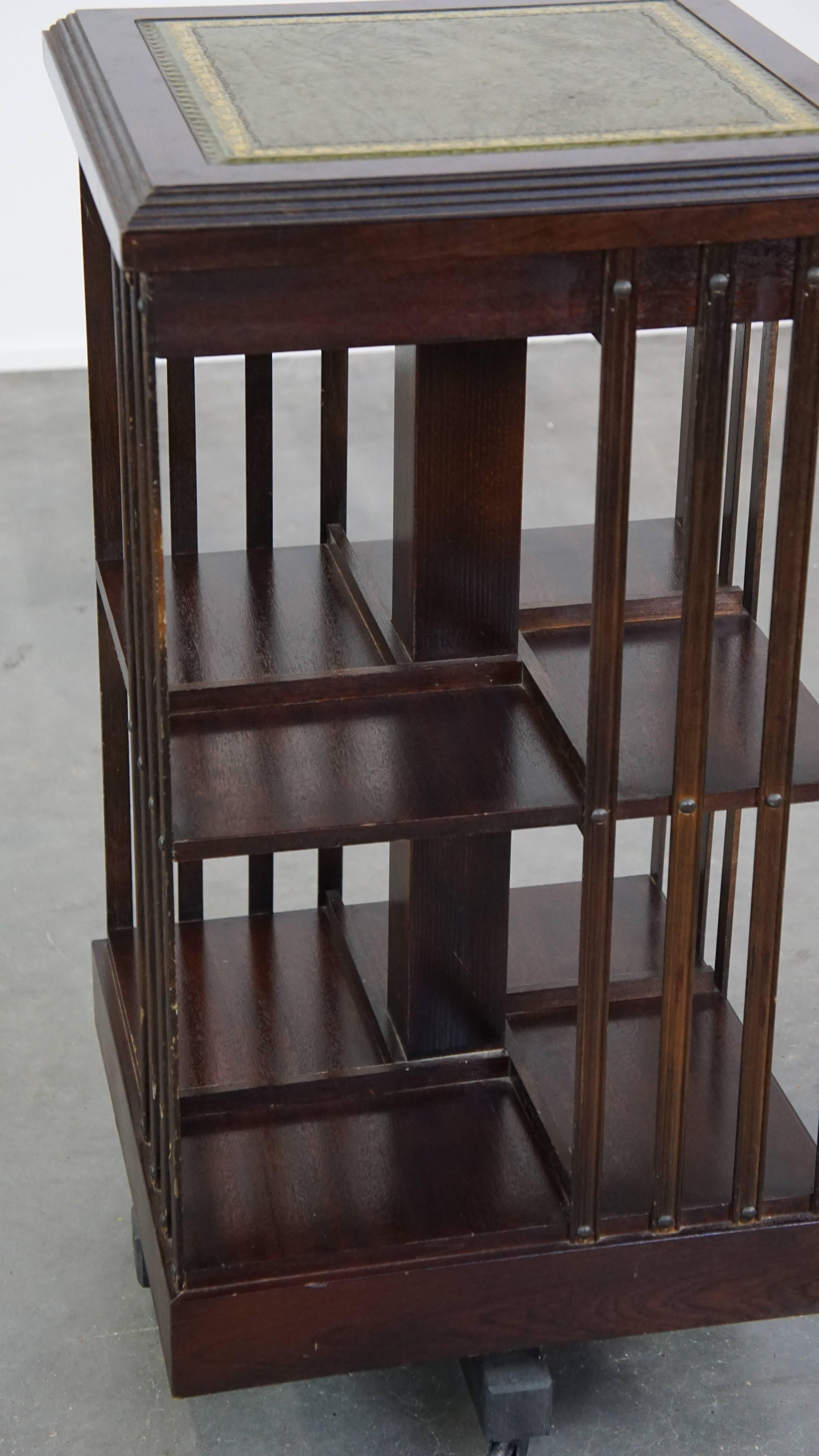 A fantastic addition for any book and interior enthusiast! This beautiful bookstand in English style is the perfect stylish place to store your books. It features a leather surface and is on wheels, making it easy to move around. Due to years of