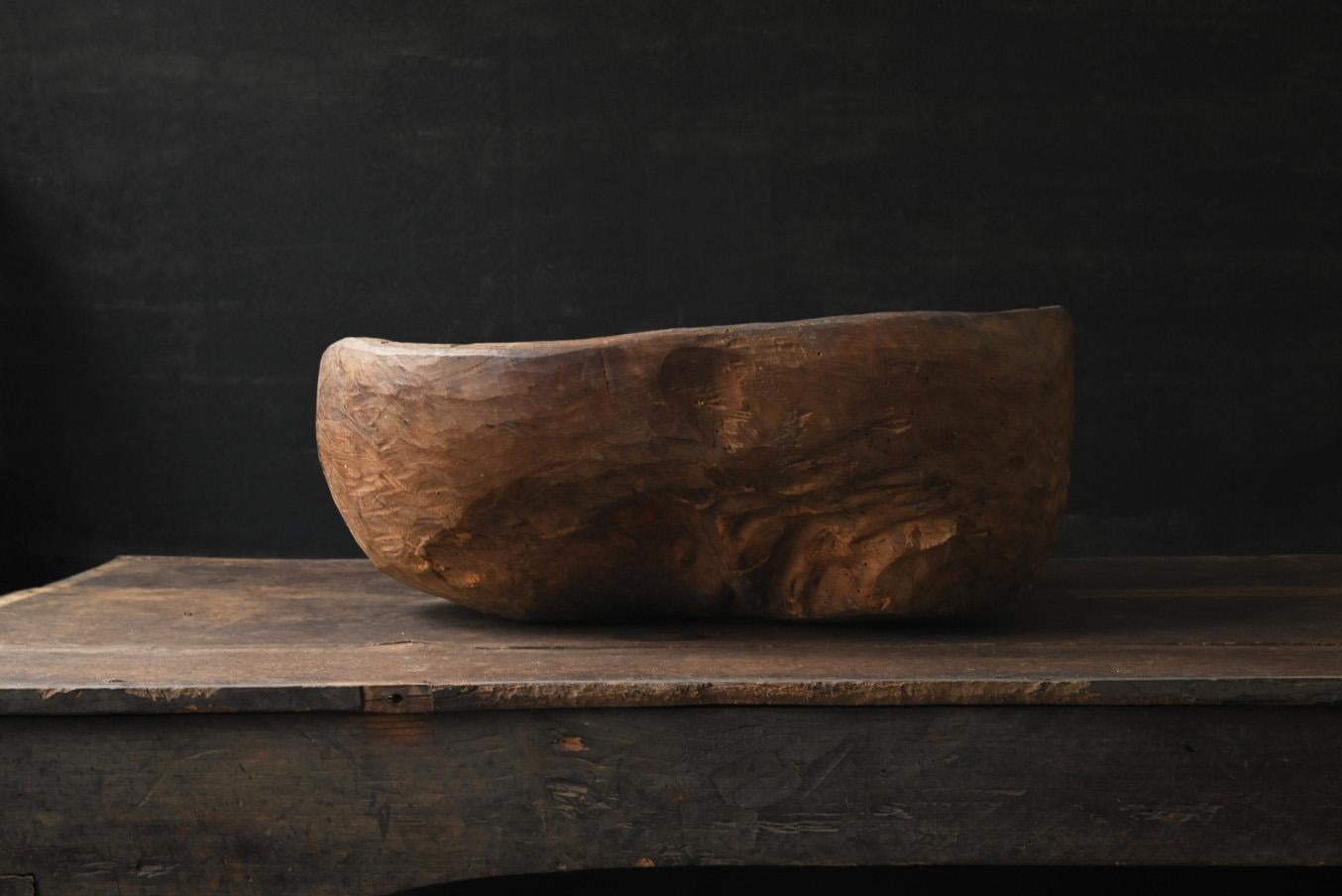 Ce bol en bois a été fabriqué en bois de keyaki (zelkova) au cours de la période Taisho et au début de la période Showa. Le bois utilisé est sculpté dans la loupe de l'arbre, ce qui donne une forme et une texture uniques. Bien que sa fonction exacte