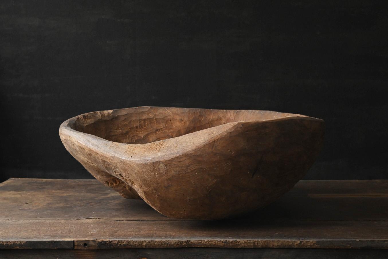 Bol en bois sculpté dans une ancienne loupe d'arbre japonaise/objet de sculpture du 20e siècle Bon état - En vente à Sammu-shi, Chiba