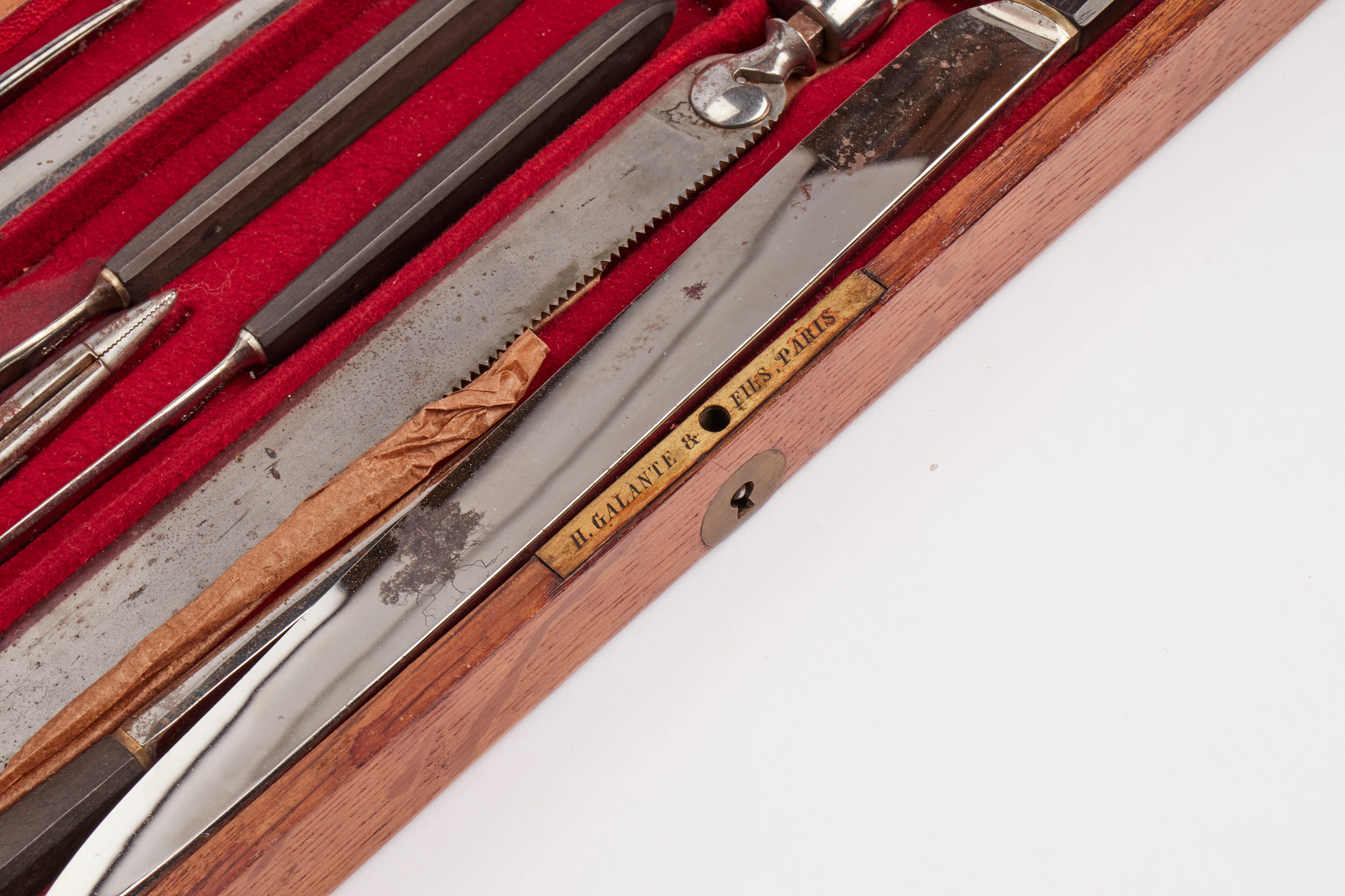 Français Boîte en bois contenant un ensemble surgique de voyage, signée Galante, Paris 1870. en vente