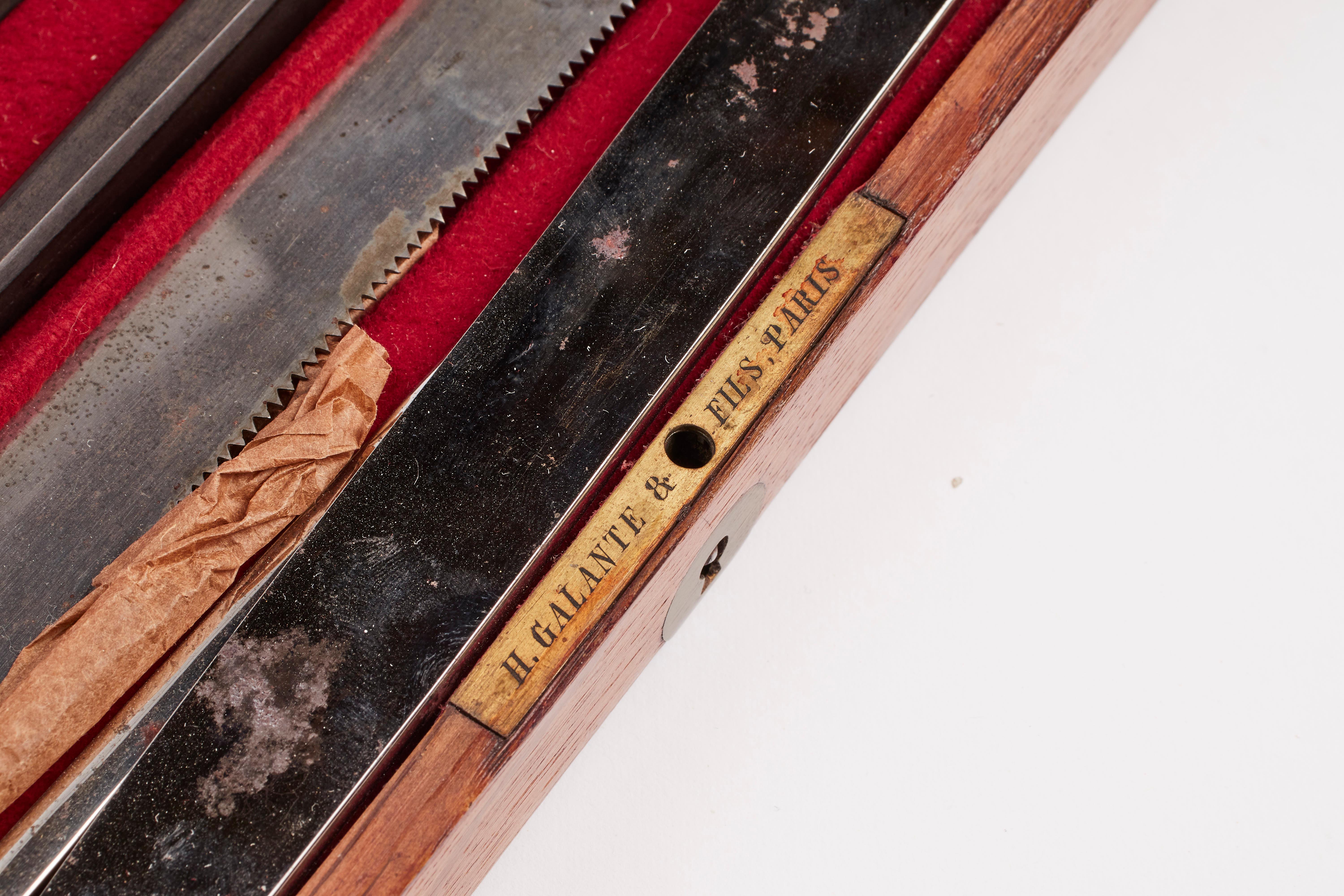 Boîte en bois contenant un ensemble surgique de voyage, signée Galante, Paris 1870. Bon état - En vente à Milan, IT