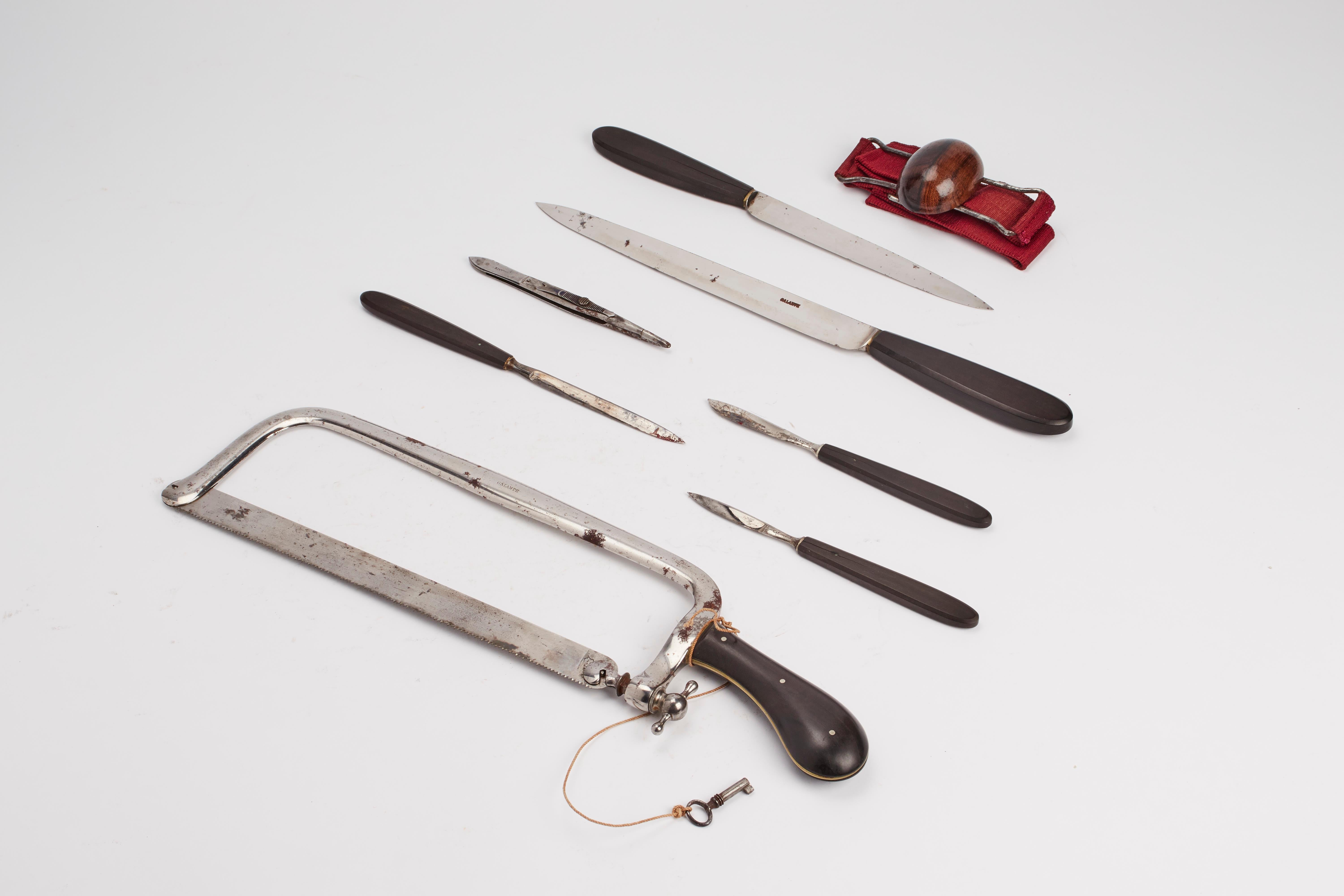 XIXe siècle Boîte en bois contenant un ensemble surgique de voyage, signée Galante, Paris 1870. en vente