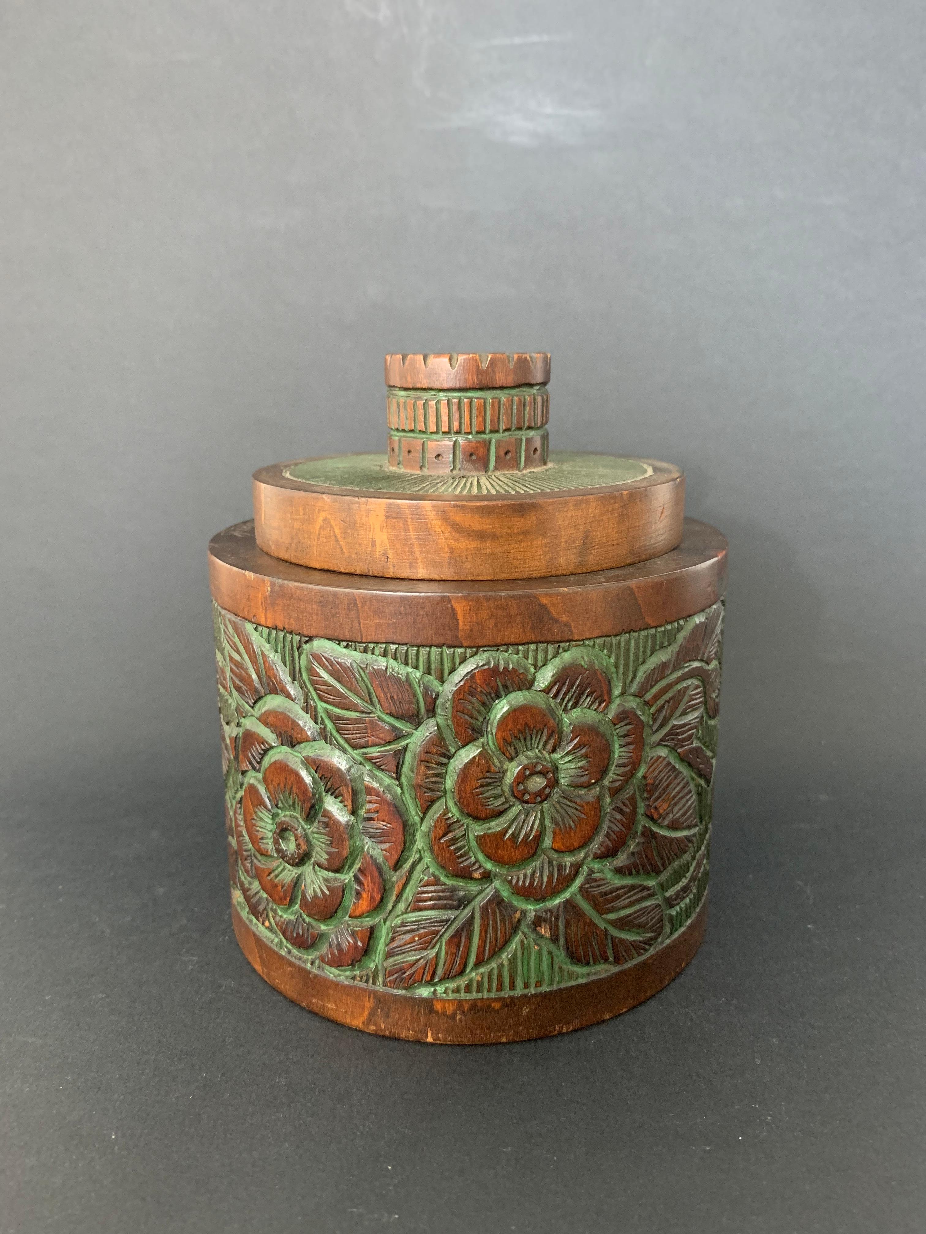 Art deco tobacco pot  richly carved with plant elements (flowers, leaves ...). Very nice quality of execution with fine lines. A layer of green paint has been applied in the hollows of the box. This box can for example be a very nice tea box. 
The