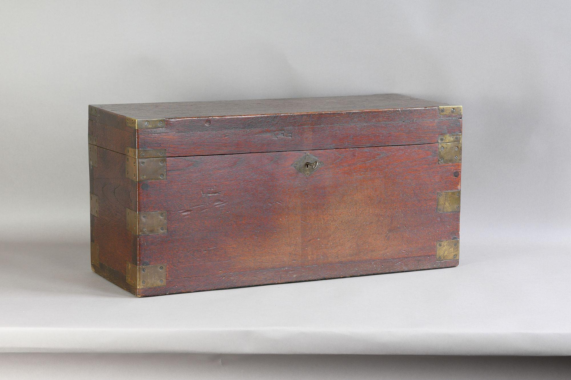 Brass bound box in walnut. Circa 1880

H 31cm x W 63cm x D 25cm