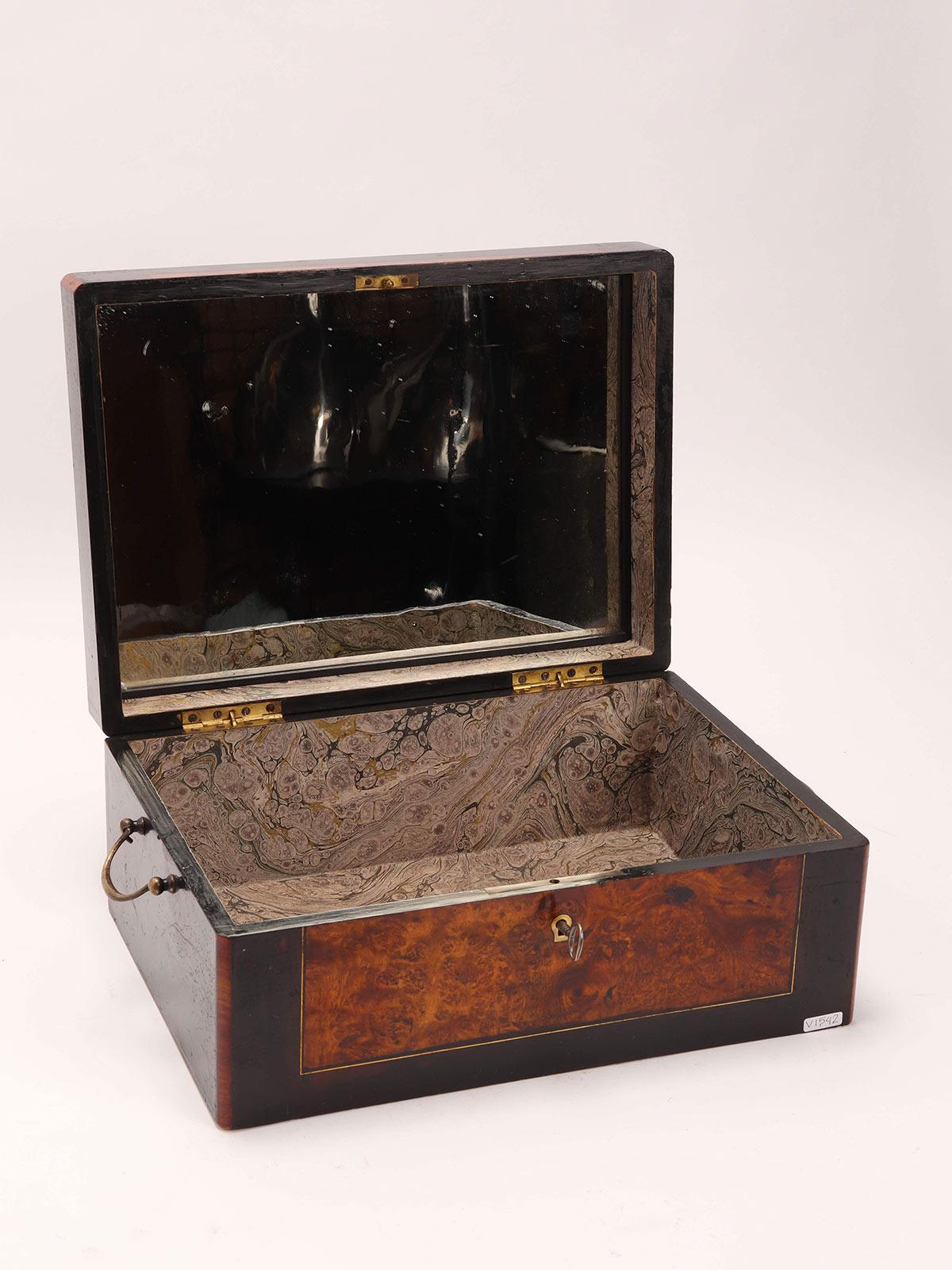 Caja de madera chapada de brezo con inserciones de nácar, Italia 1850. Italiano en venta