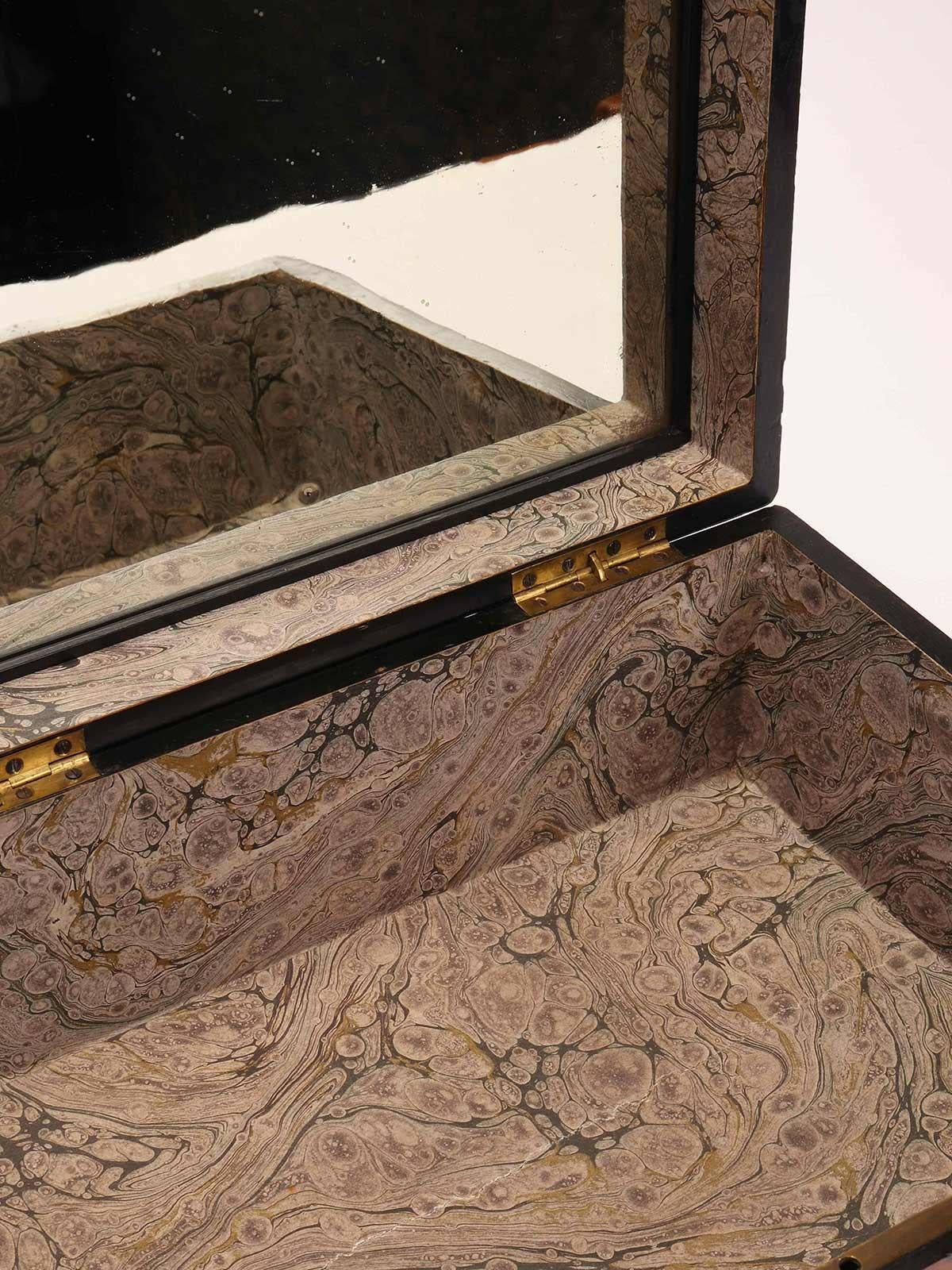 Caja de madera chapada de brezo con inserciones de nácar, Italia 1850. en Bueno estado para la venta en Milan, IT